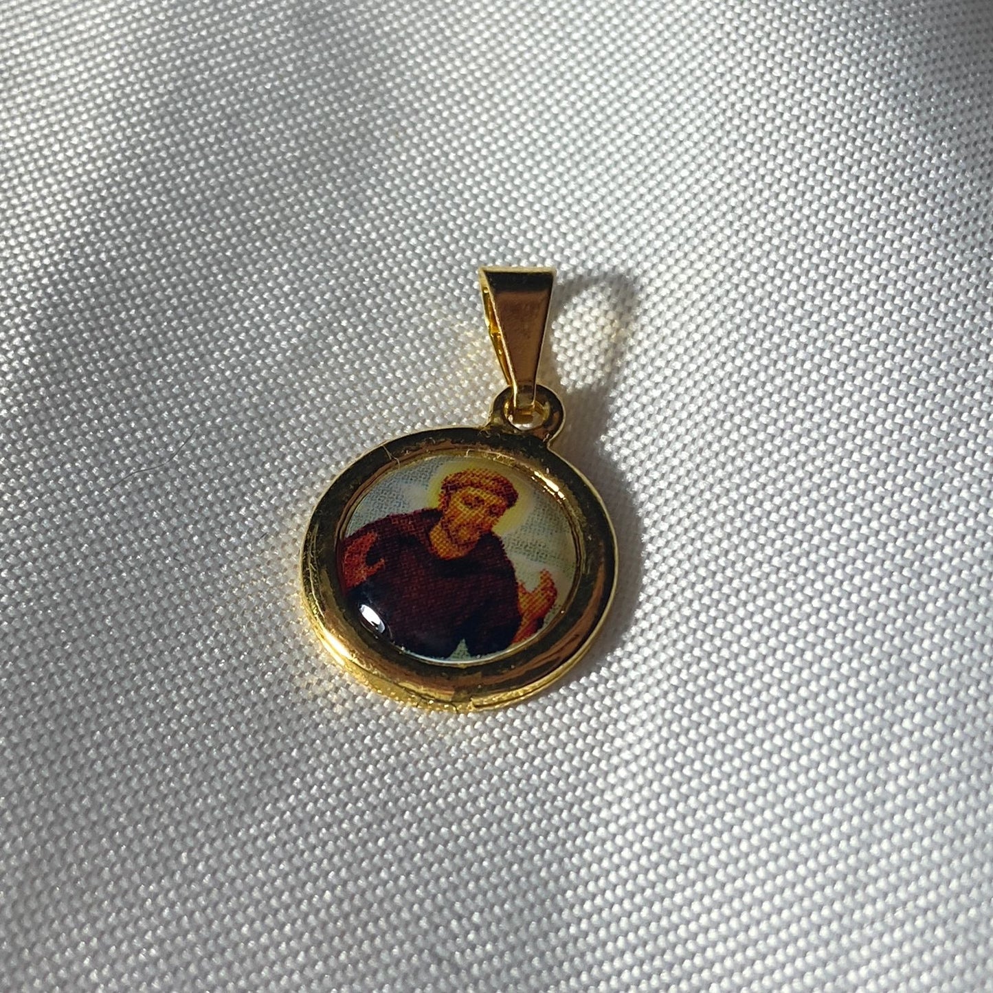PINGENTE REDONDO DOURADO RESINADO SÃO FRANCISCO (5 UNIDADES)