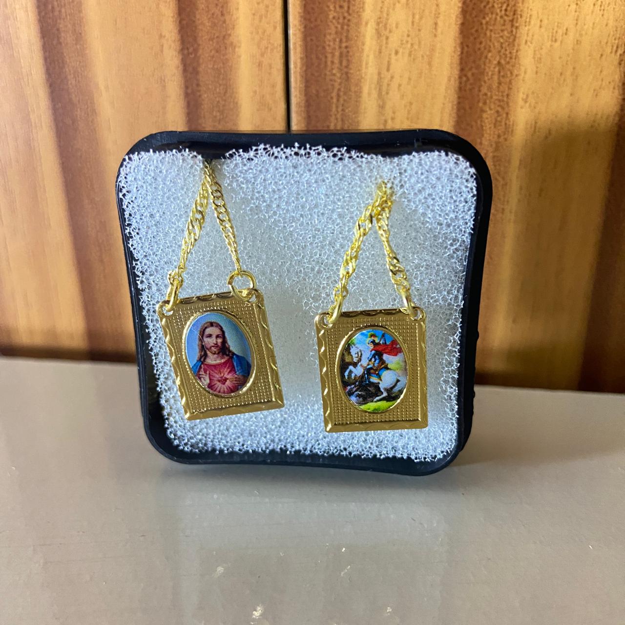 ESCAPULÁRIO DOURADO RESINADO SAGRADO CORAÇÃO DE JESUS E SÃO JORGE (6 UNIDADES)