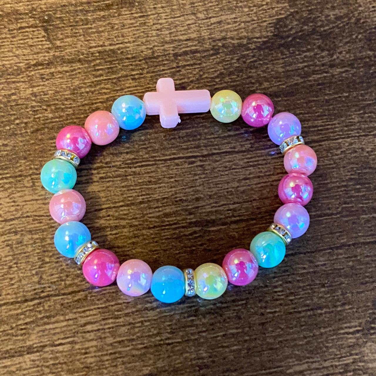 PULSEIRA PÉROLA INFANTIL COLORIDA COM CRUZ (06 UNIDADES)
