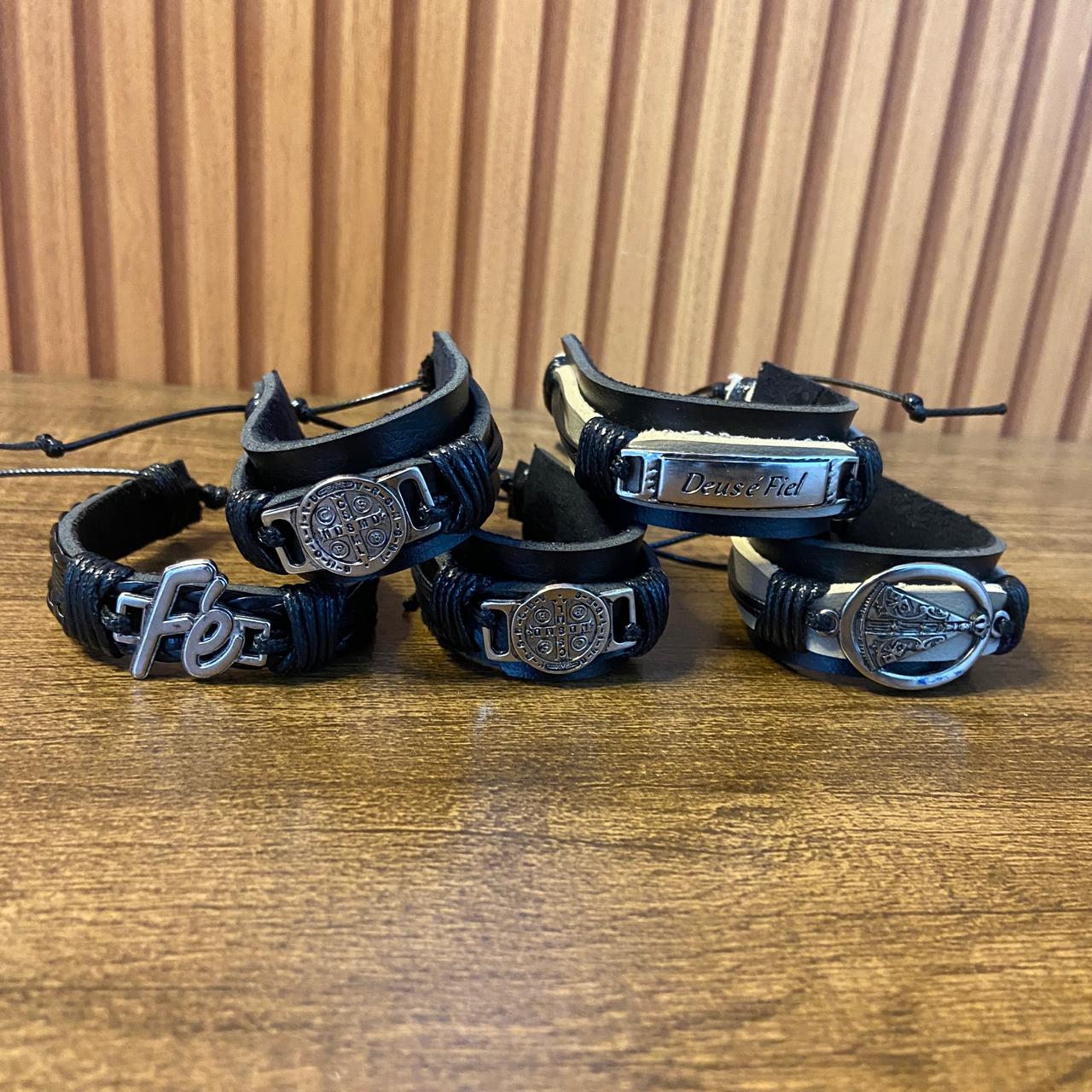 PULSEIRA COURO PINGENTES SORTIDOS (5 UNIDADES)