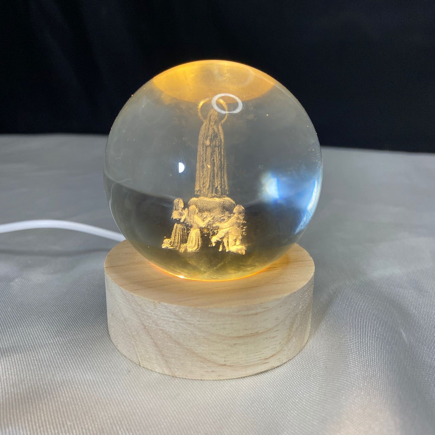 LUMINÁRIA LED BOLA DE VIDRO NOSSA SENHORA DE FÁTIMA COM PASTORES (1 UNIDADE)