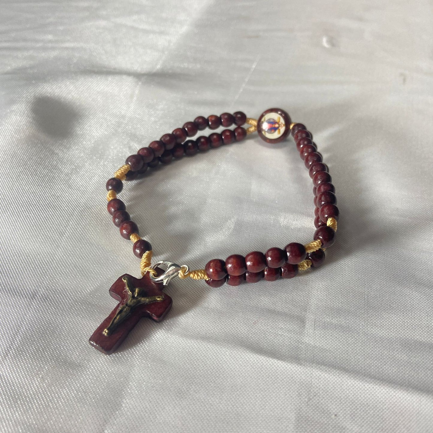 TERÇO PULSEIRA MADEIRA SANTAS CHAGAS (12 UNIDADES)