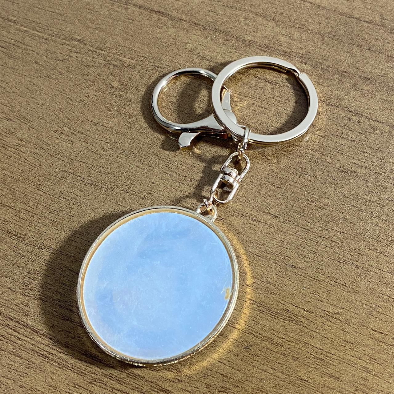 CHAVEIRO LUXO MADREPÉROLA COM STRASS COLORIDO NOSSA SENHORA APARECIDA COM MOSQUETE (6 UNIDADES)