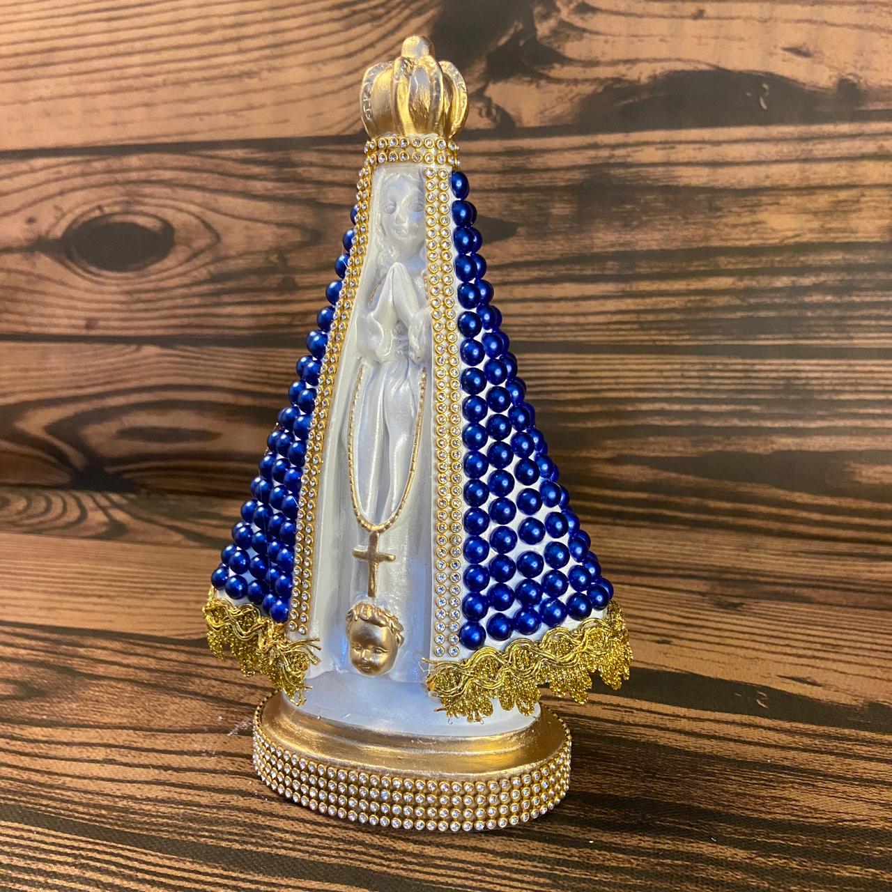IMAGEM DE GESSO NOSSA SENHORA APARECIDA BRANCA BORDADA COM PÉROLA AZUL 22,5CM MOD 2 (1 UNIDADE)