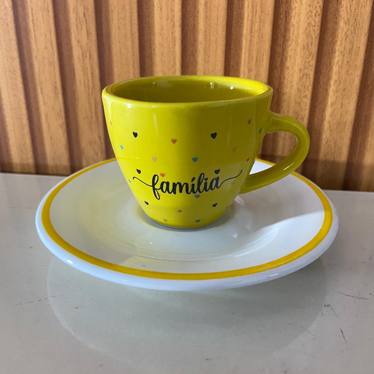 XÍCARA COM PIRES FAMÍLIA AMARELO (1 UNIDADE)