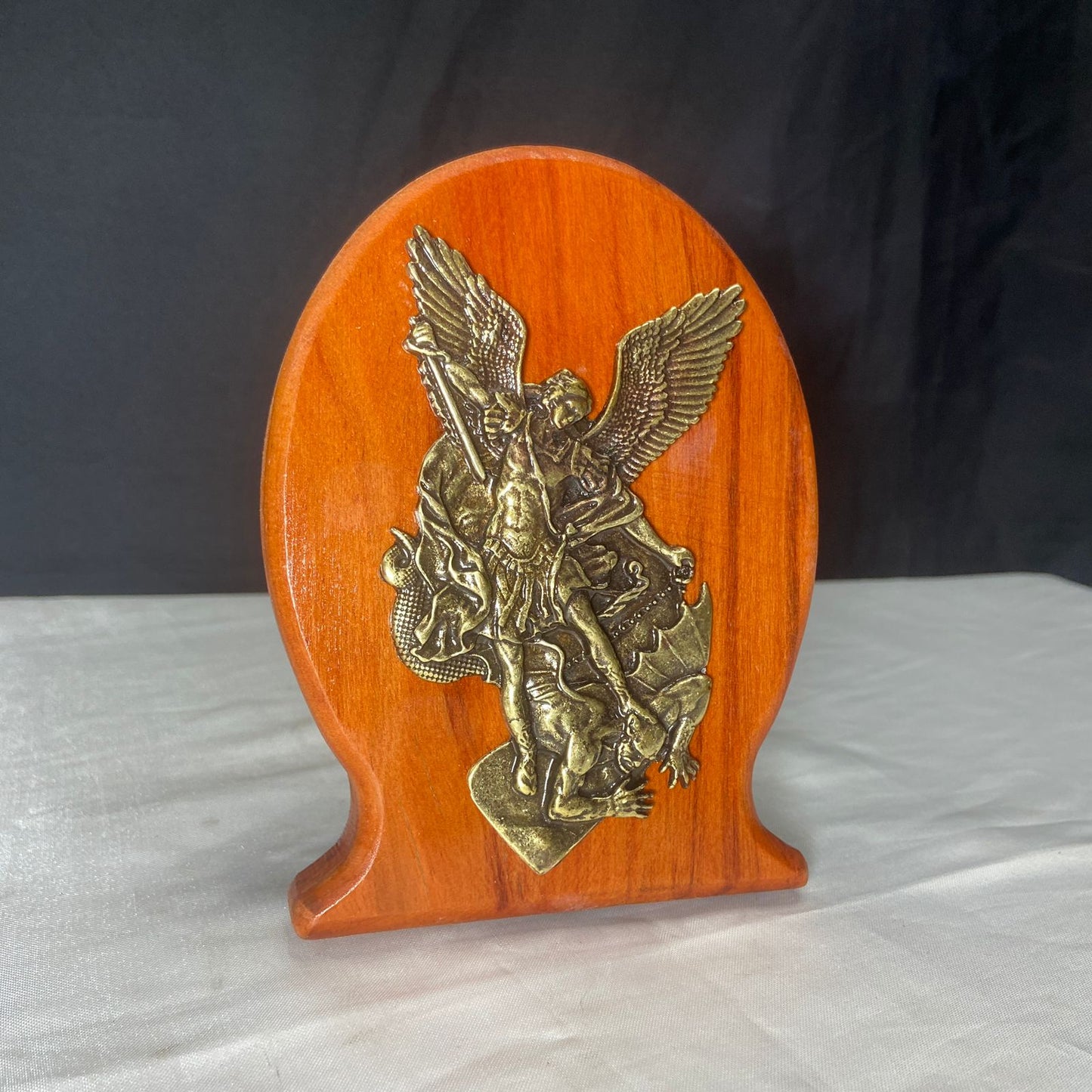 ADORNO DE MESA MADEIRA SÃO MIGUEL METAL OURO VELHO 14,5CM (1 UNIDADE)