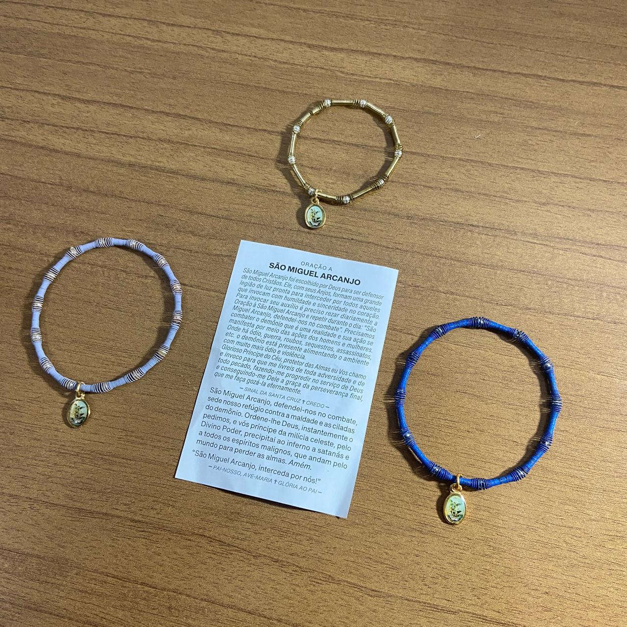PULSEIRA DE MOLA COM MEDALHA SÃO MIGUEL ARCANJO CORES SORTIDAS (3 UNIDADES)