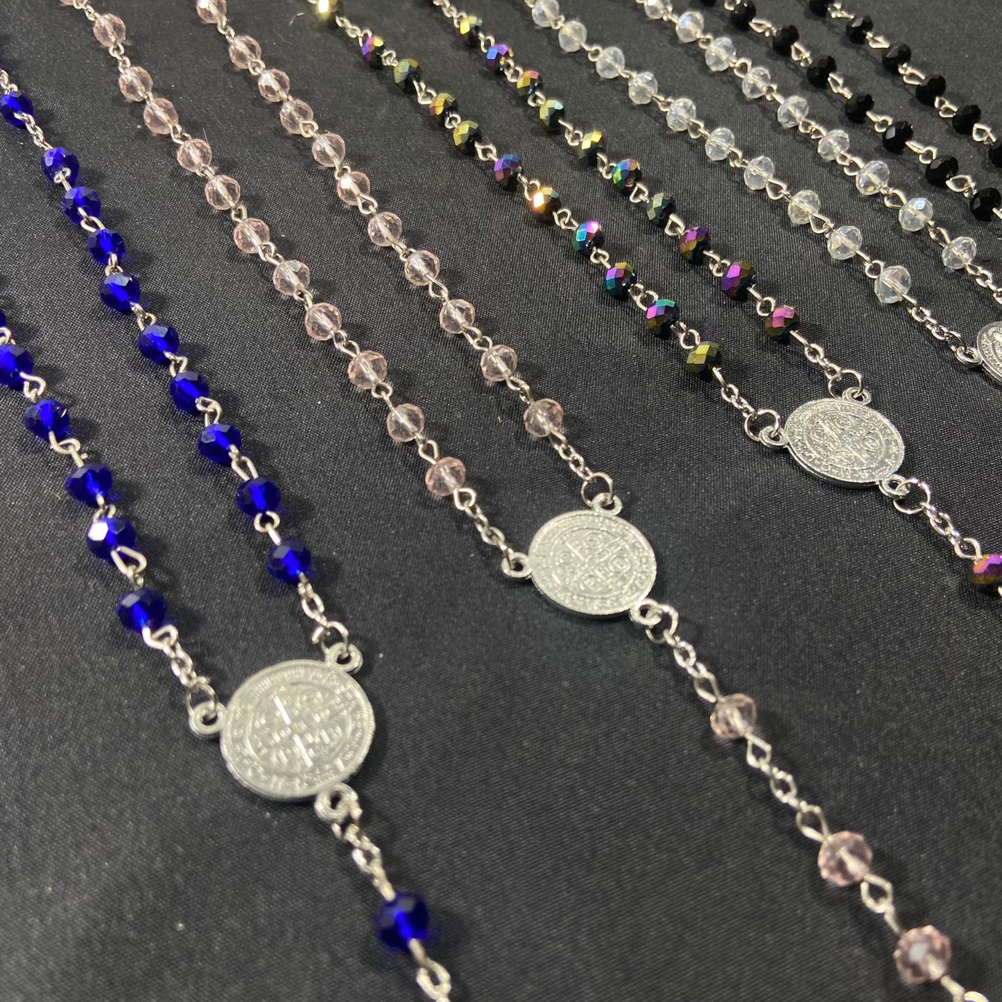 TERÇO CRISTAL MEDALHA DE SÃO BENTO CORES SORTIDAS 6MM ( 6 UNIDADES)