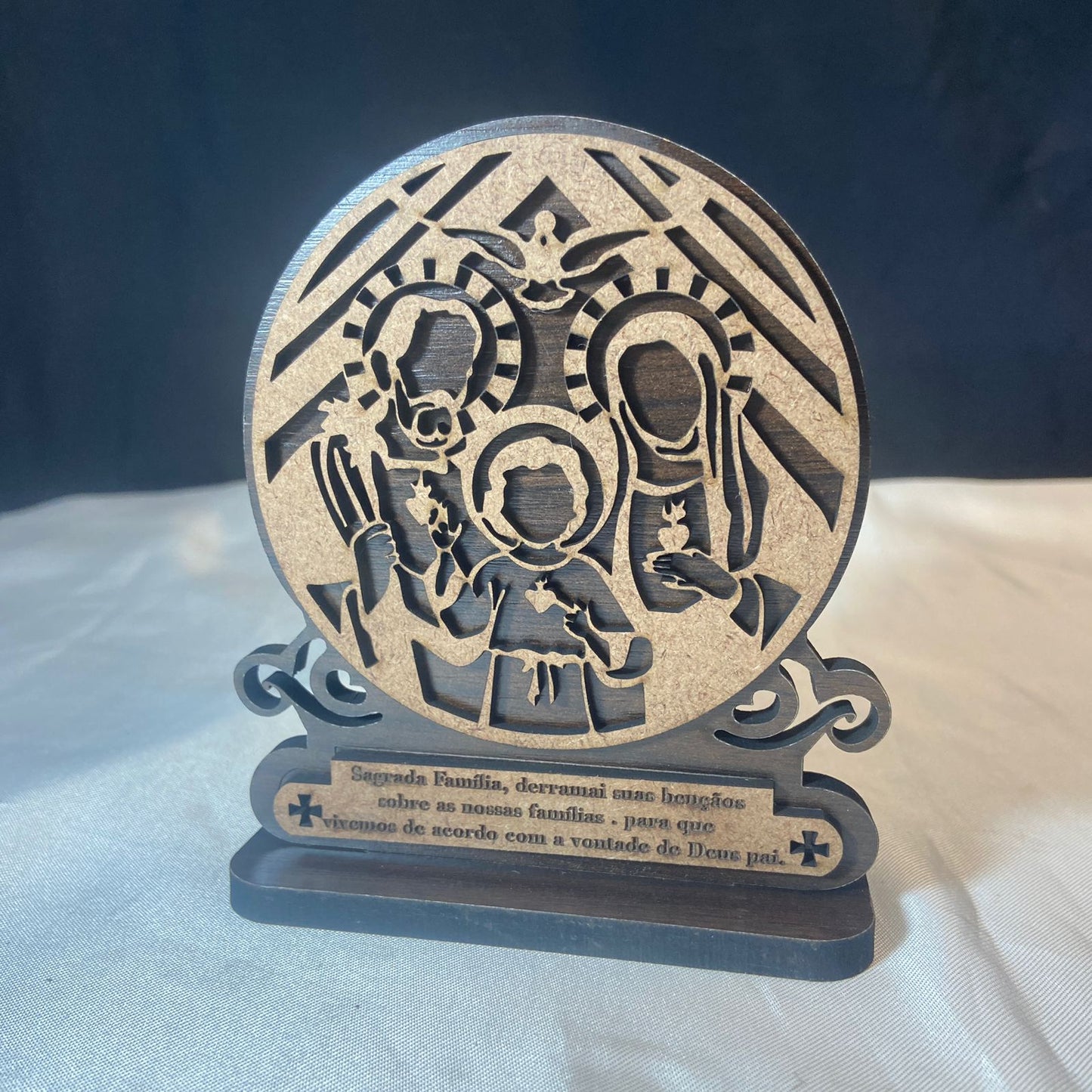 TOTEM MDF TABACO SAGRADA FAMÍLIA (1 UNIDADE)