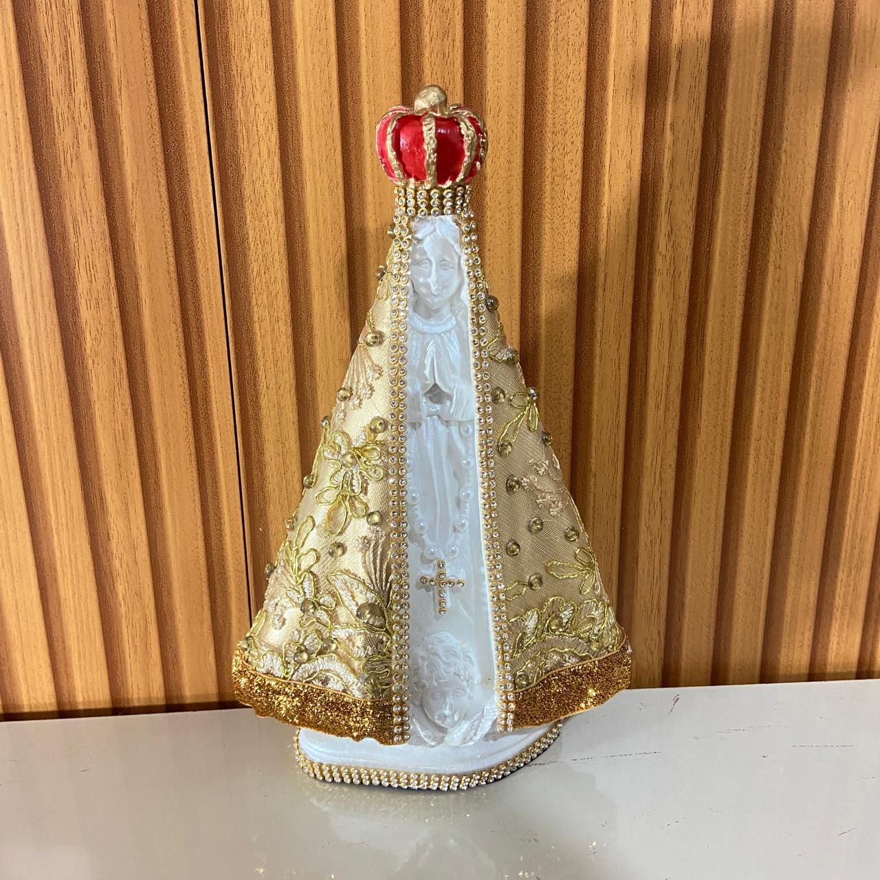 IMAGEM DE GESSO NOSSA SENHORA APARECIDA BRANCA MANTO DOURADO COM STRASS 26,5CM (1 UNIDADE)