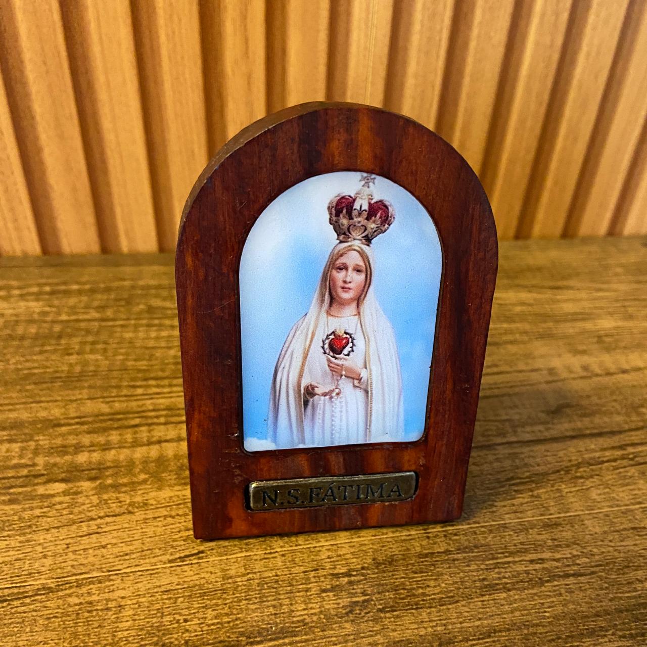 ADORNO DE MESA MADEIRA RESINADA NOSSA SENHORA DE FÁTIMA 11CM (1 UNIDADE)