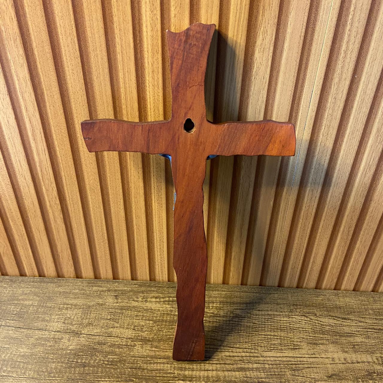 CRUCIFIXO MADEIRA DE PAREDE ONDULADO 33CM (1 UNIDADE)