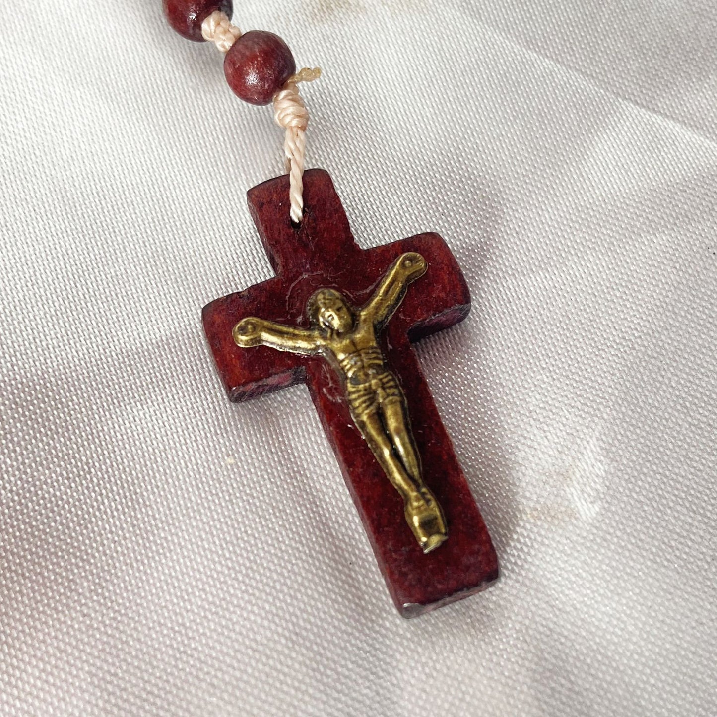 TERÇO DE MADEIRA MIRIM MEDALHA DE SÃO BENTO ( 03UNIDADES )