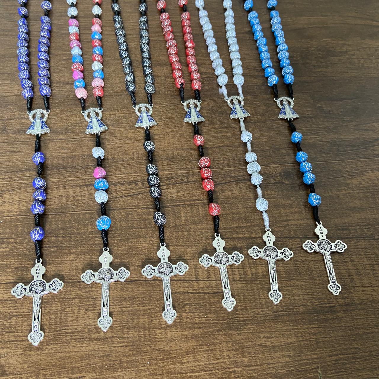 TERÇO ROSAS NOSSA SENHORA APARECIDA CORES SORTIDAS 10MM (06 UNIDADES)