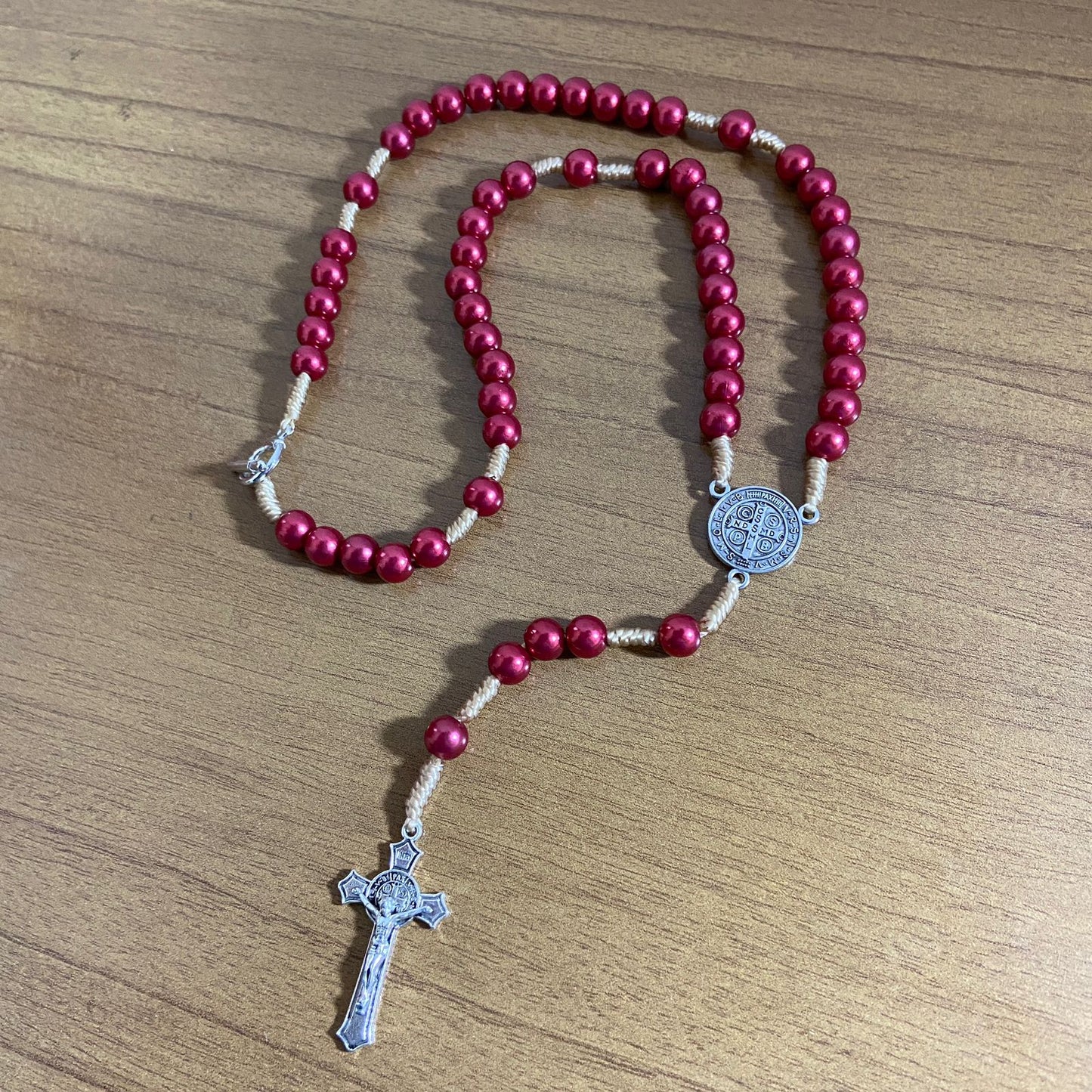 TERÇO PÉROLA VERMELHO SÃO BENTO 6MM ( 6 UNIDADES)