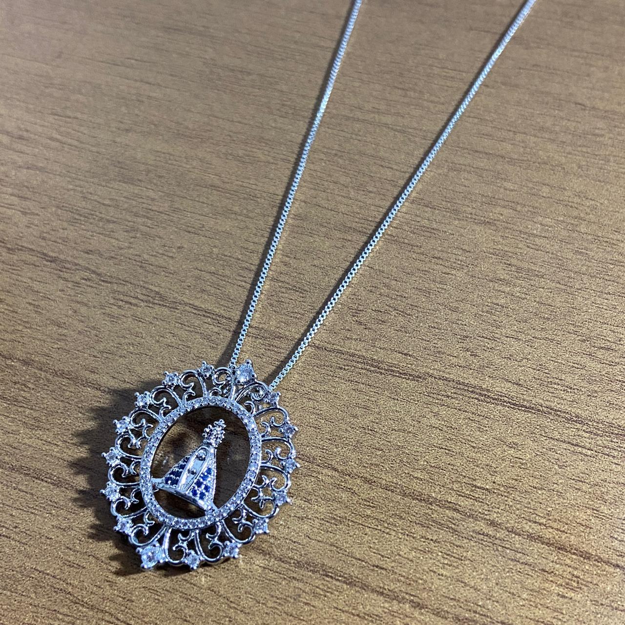 COLAR PRATEADO NOSSA SENHORA APARECIDA COM STRASS (1 UNIDADE)
