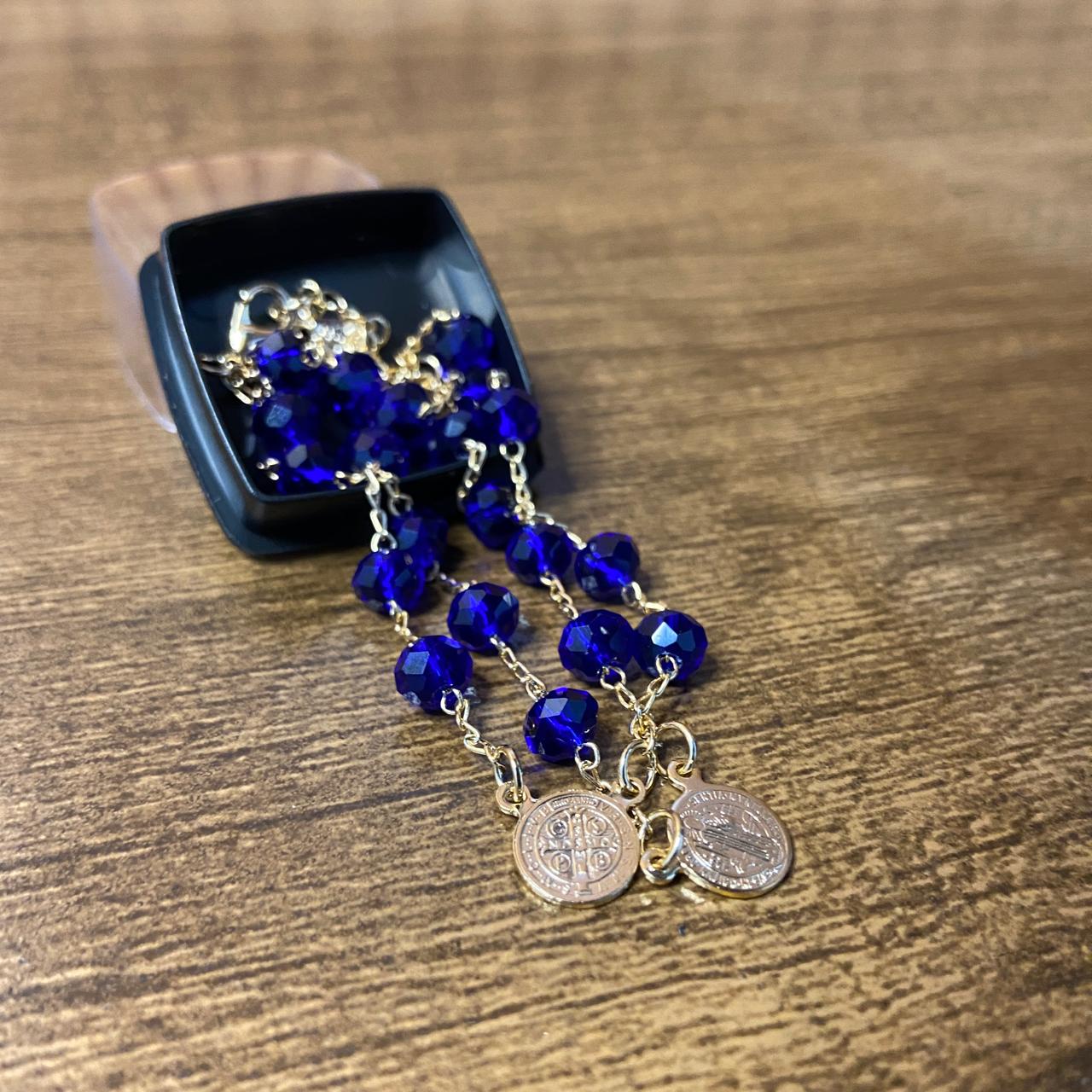 PULSEIRA ESCAPULÁRIO CRISTAL AZUL ESCURO MEDALHA SÃO BENTO (3 UNIDADES)
