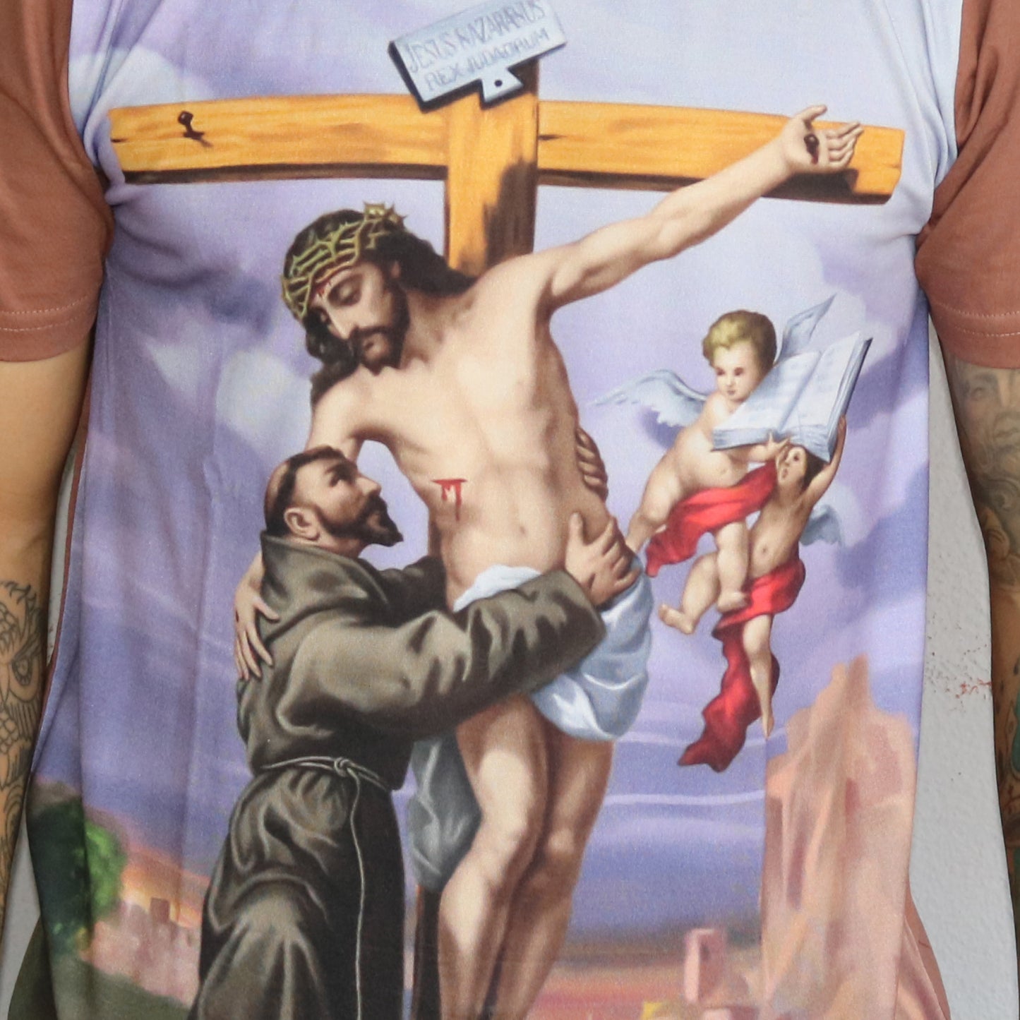 CAMISETA MARROM CLARO SÃO FRANCISCO DE ASSIS COM JESUS NA CRUZ TAMANHO GG (1 UNIDADE)
