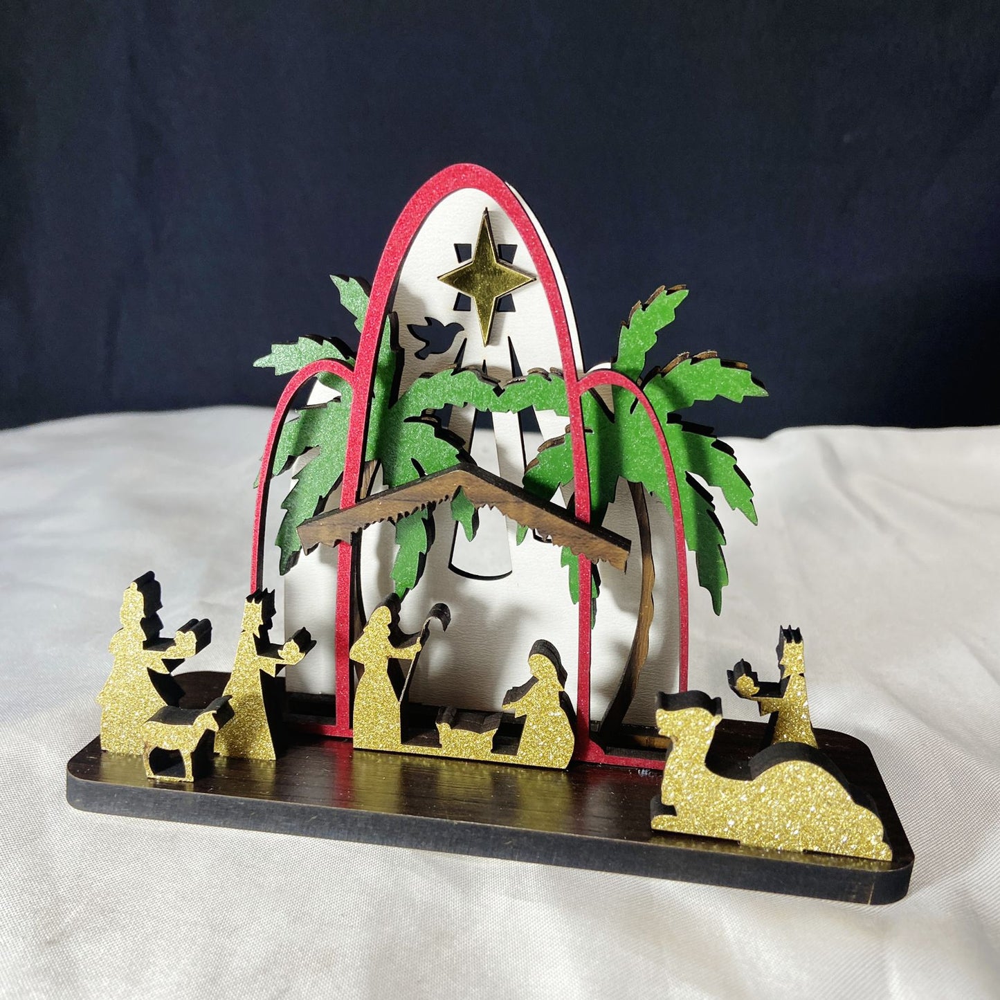 ENFEITE DE MESA MDF PRESÉPIO DOURADO MOD2 (1 UNIDADE)