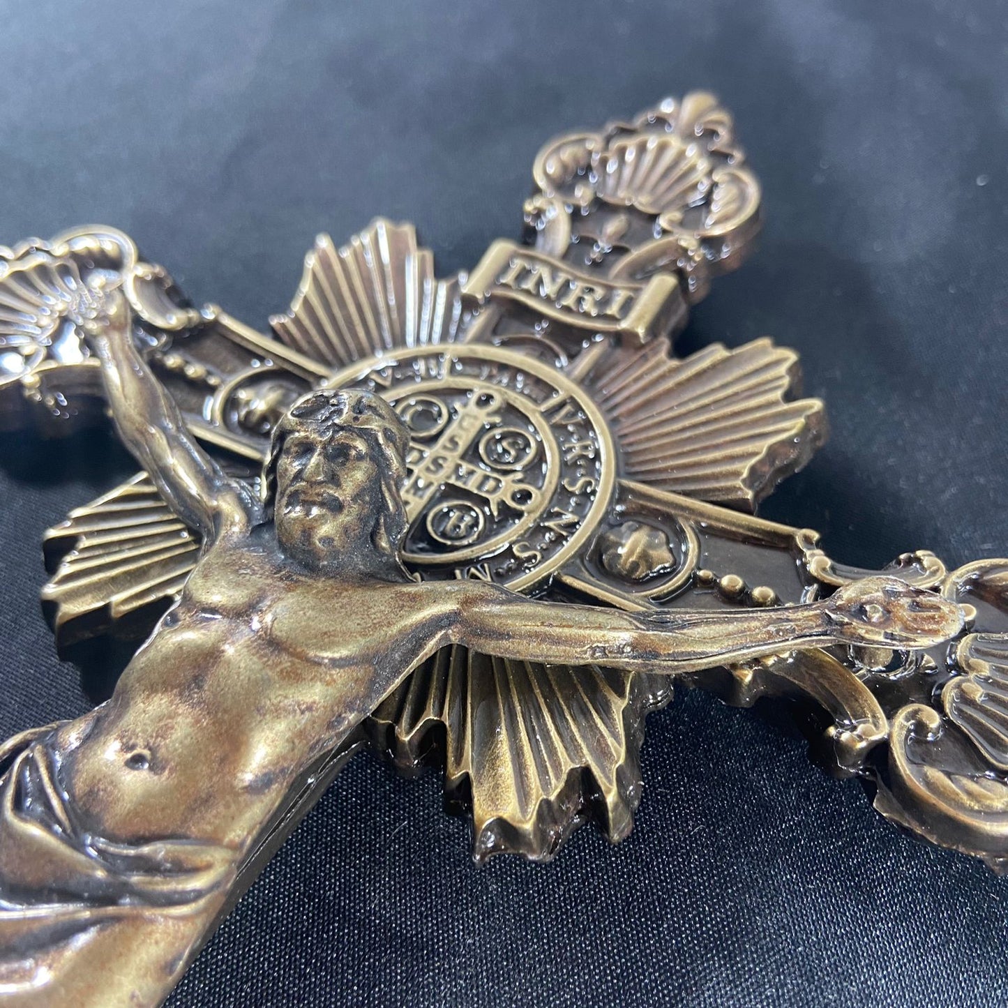 CRUCIFIXO DE METAL PAREDE OURO VELHO COM MEDALHA SÃO BENTO RAIO 23CM (1 UNIDADE)