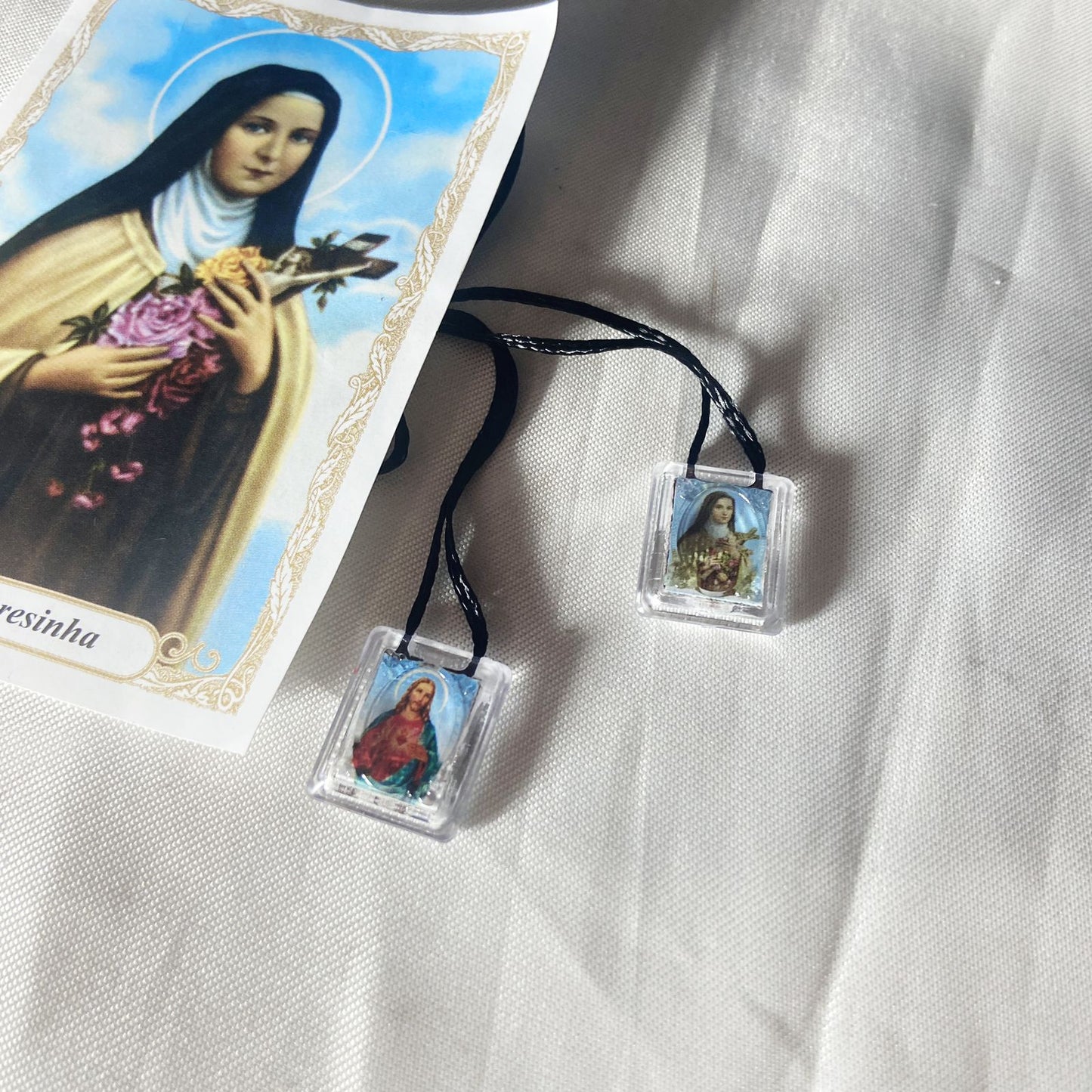 ESCAPULÁRIO CORDINHA SANTA TERESINHA E SAGRADO CORAÇÃO DE JESUS MOD2 (12 UNIDADES)