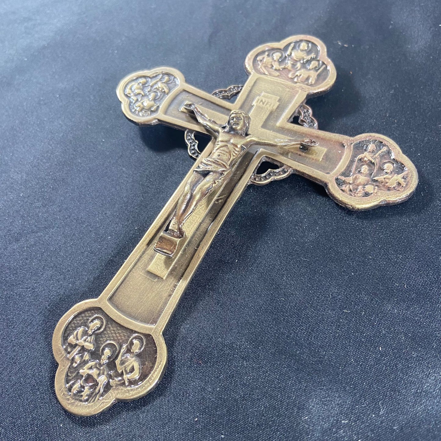 CRUCIFIXO DE METAL PAREDE OURO VELHO 12 APÓSTOLOS 17CM (1 UNIDADE)