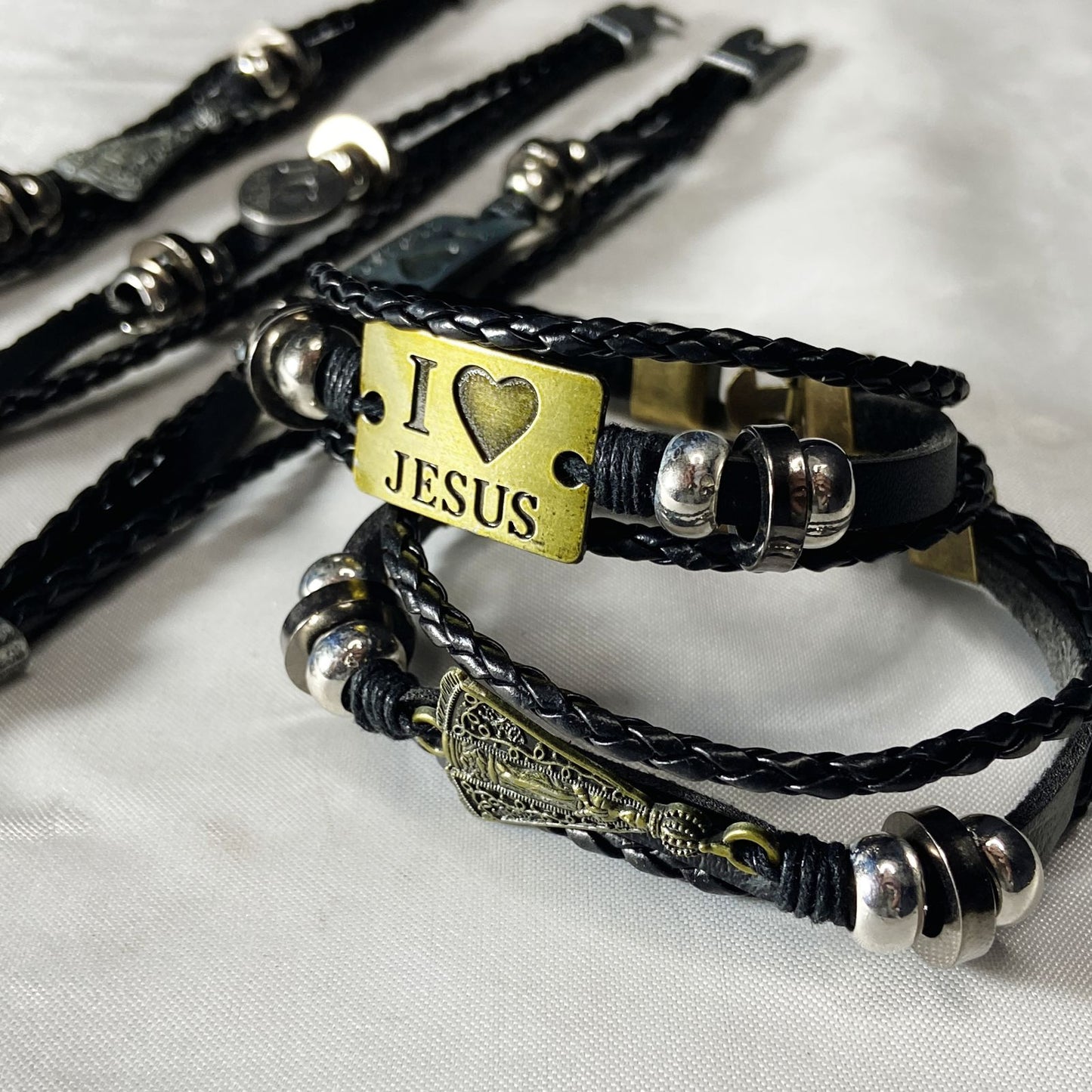 PULSEIRA COURO PINGENTES SORTIDOS (5 UNIDADES)