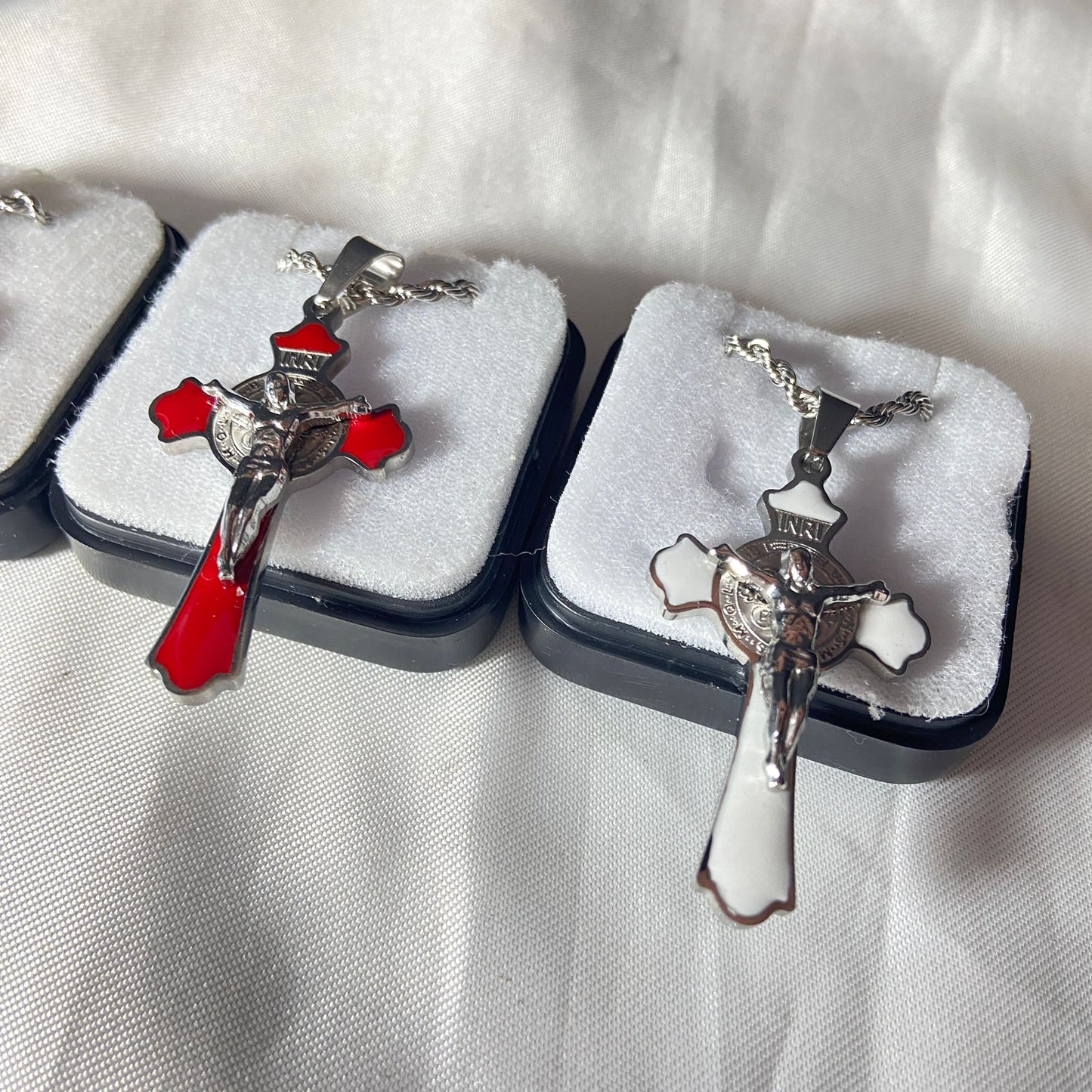 CORRENTE COM CRUCIFIXO MEDALHA SÃO BENTO CORES SORTIDAS ( 3 UNIDADES)