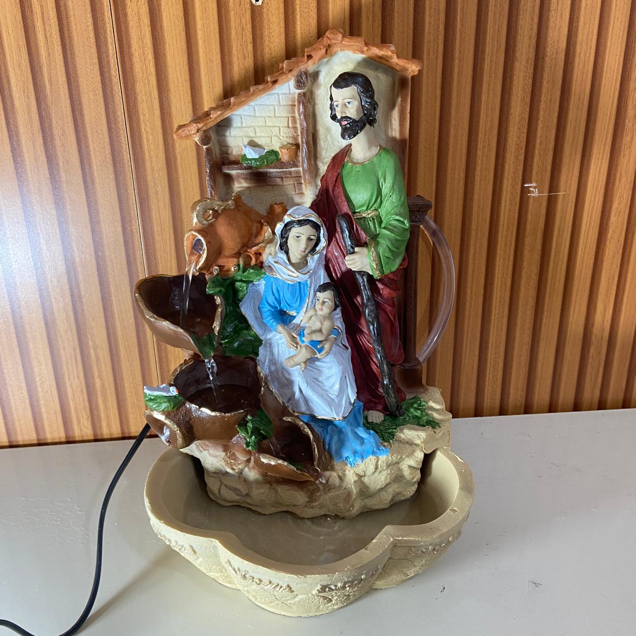 FONTE DE RESINA NACIONAL SAGRADA FAMÍLIA MOD1 33CM (1 UNIDADE)