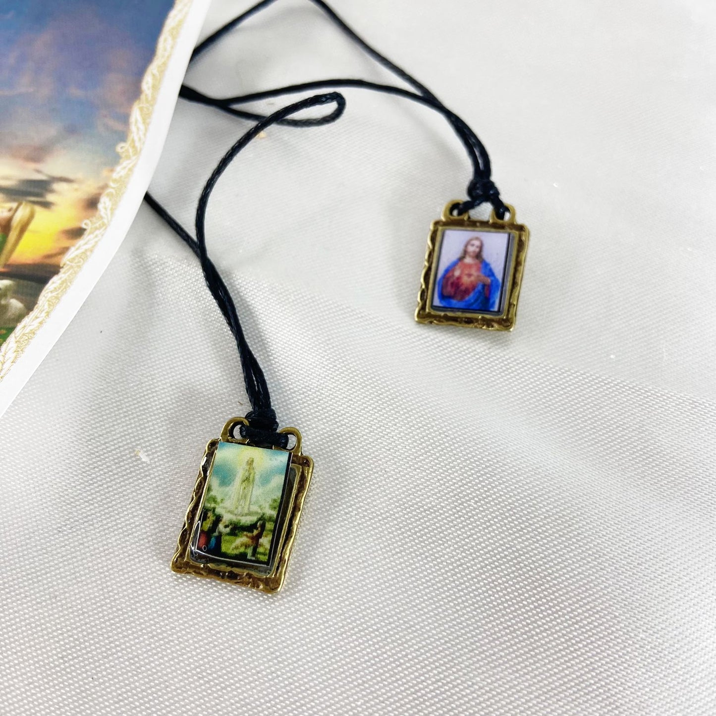 ESCAPULÁRIO DE COURO NOSSA SENHORA DE FÁTIMA (12 UNIDADES)