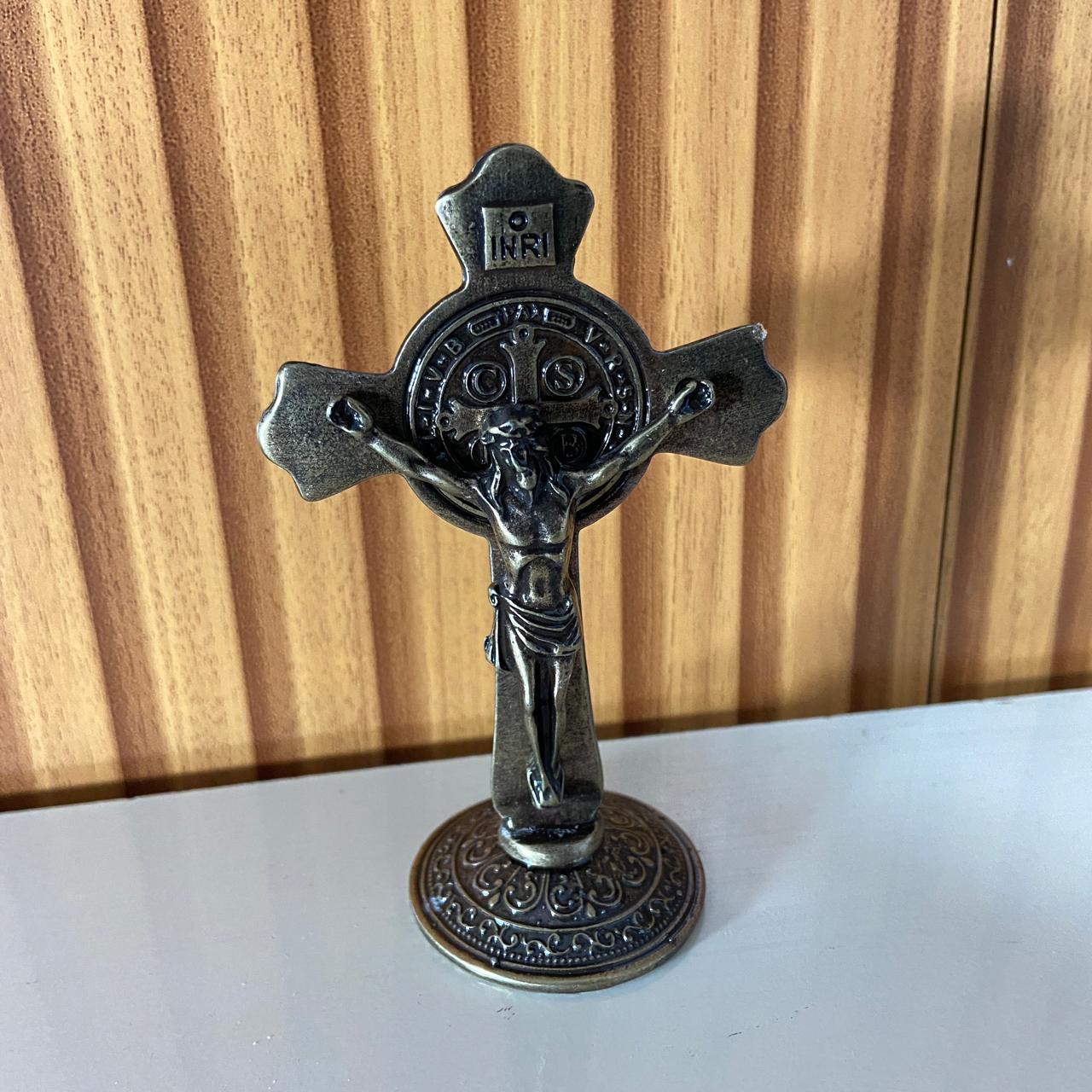 CRUCIFIXO DE MESA METAL OURO VELHO MEDALHA SÃO BENTO 11CM (1 UNIDADE)
