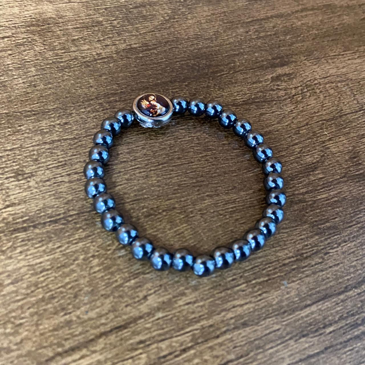 PULSEIRA HEMATITA MEDALHA RESINADA DIVINA PROVIDÊNCIA ( 5 UNIDADES)