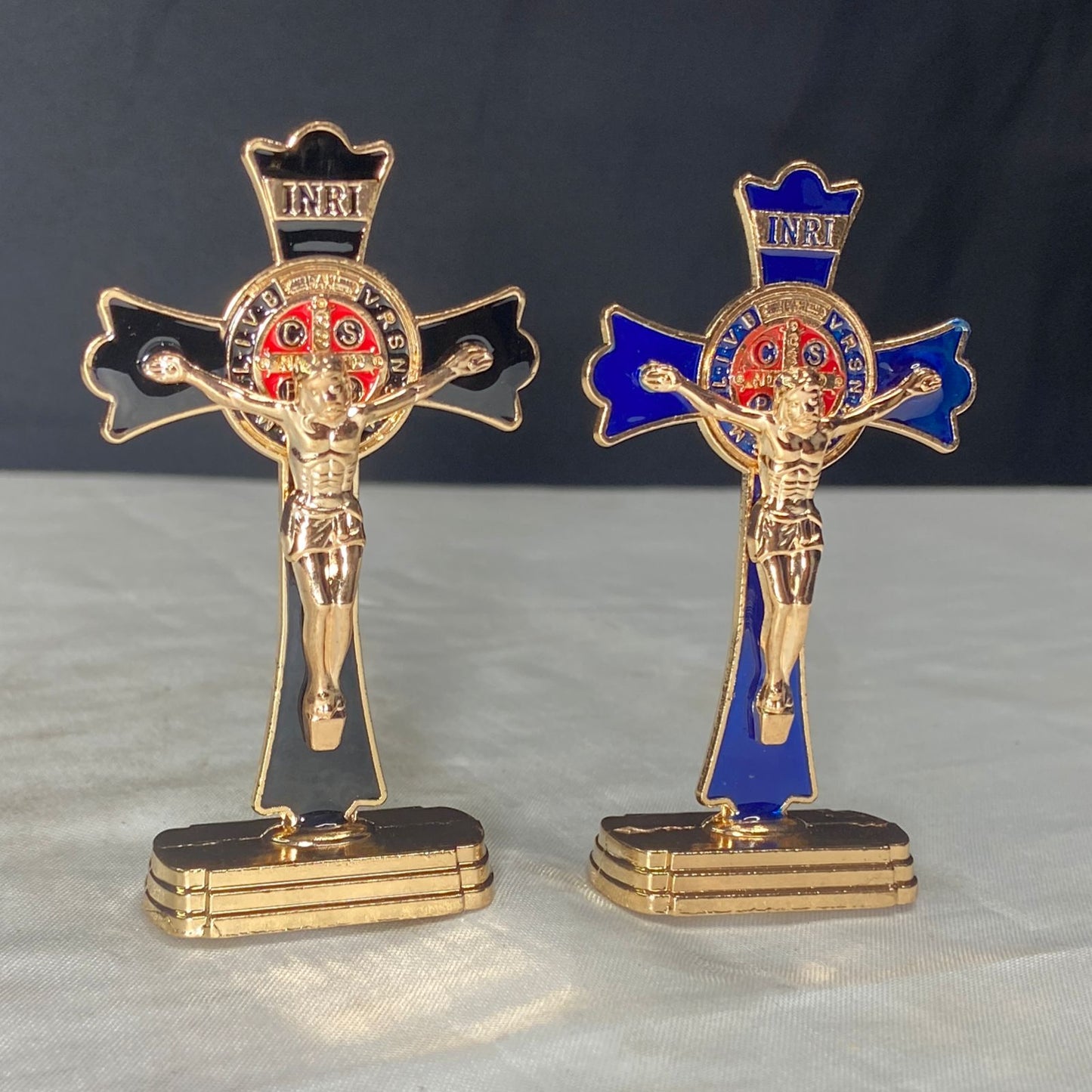 CRUCIFIXO PARA CARRO MEDALHA SÃO BENTO CORES SORTIDAS (6 UNIDADES)