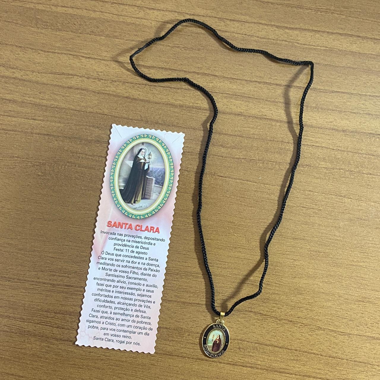 CORDÃO COM MEDALHA RESINADA SANTA CLARA (1 UNIDADES)