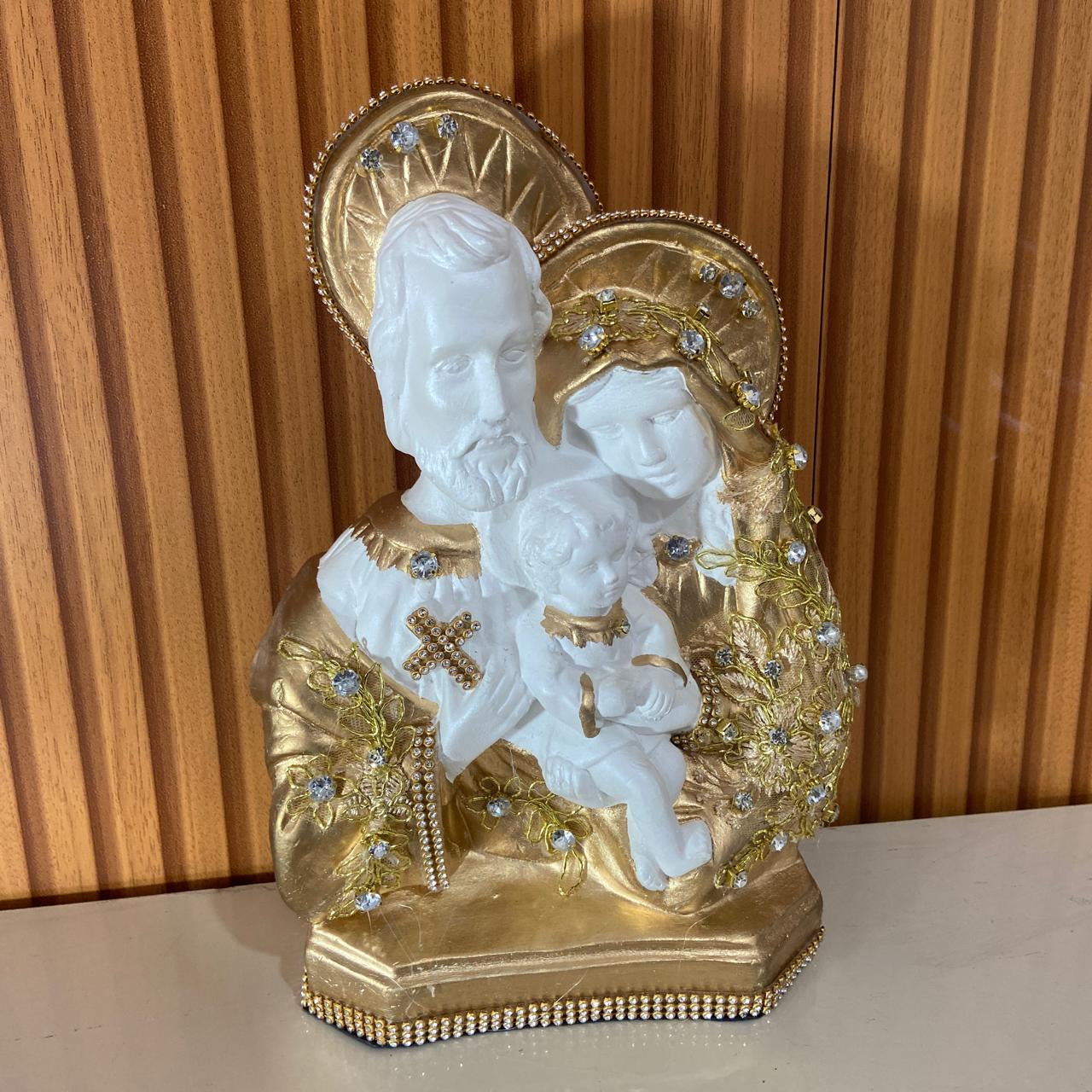 BUSTO DE GESSO SAGRADA FAMÍLIA BRANCO E DOURADO COM STRASS 29CM (1 UNIDADE)