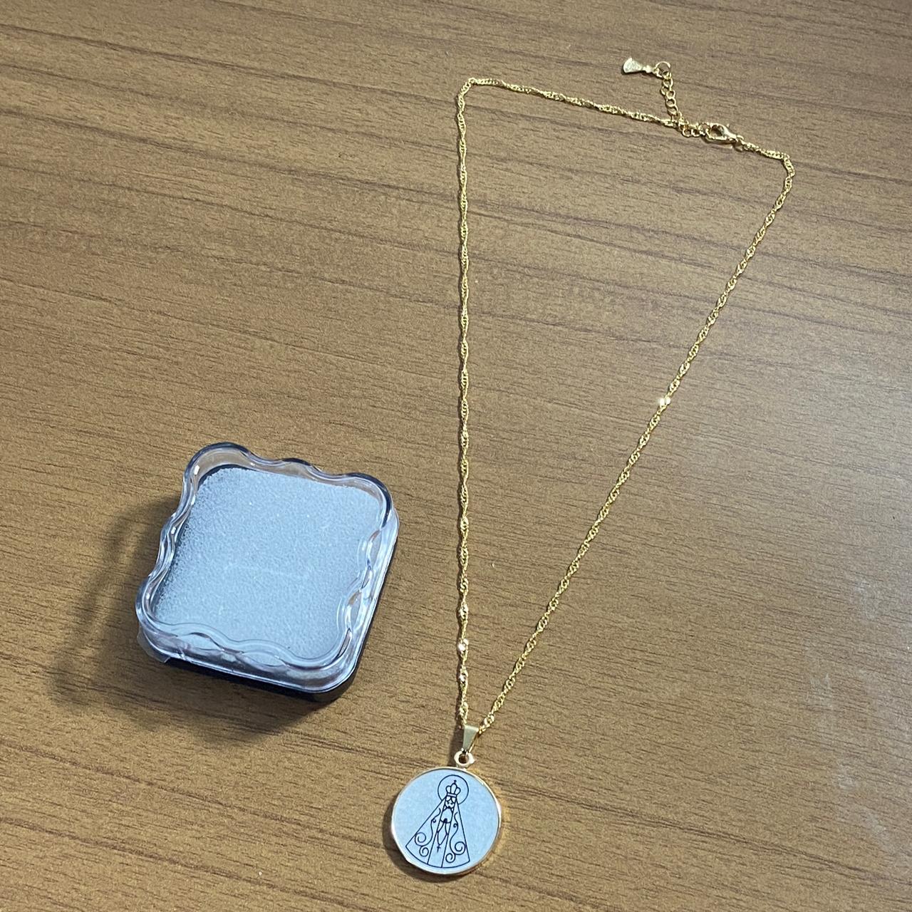 CORRENTE DOURADA MEDALHA ACRÍLICA NOSSA SENHORA APARECIDA (3 UNIDADES)