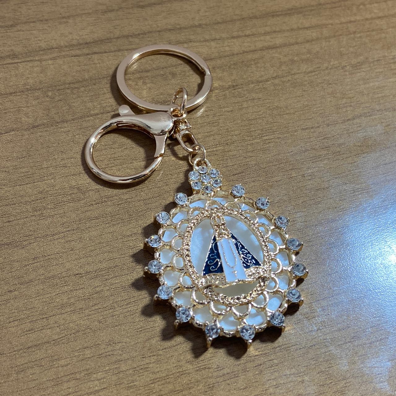 CHAVEIRO LUXO NOSSA SENHORA APARECIDA COM STRASS MADREPÉROLA (6 UNIDADES)
