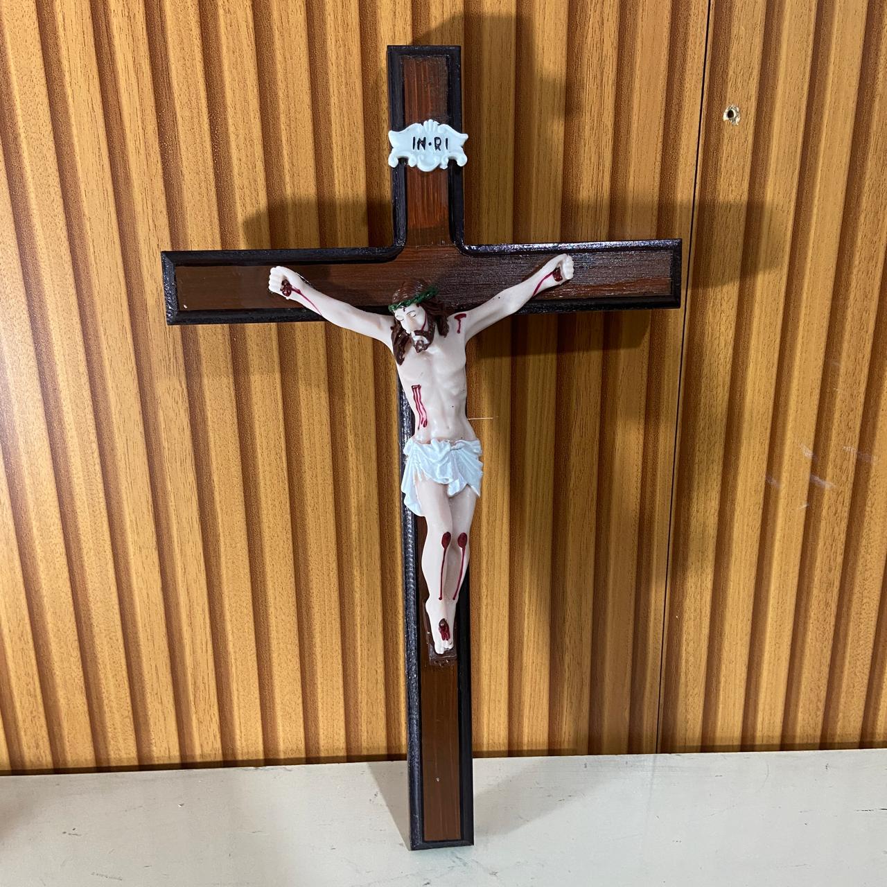 CRUCIFIXO MADEIRA DE PAREDE COM CRISTO DE RESINA NACIONAL 38CM (1 UNIDADE)