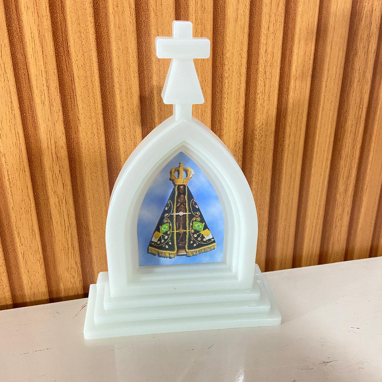 CAPELA ACRÍLICA G NOSSA SENHORA APARECIDA FLUORESCENTE 18X12CM (1 UNIDADE)