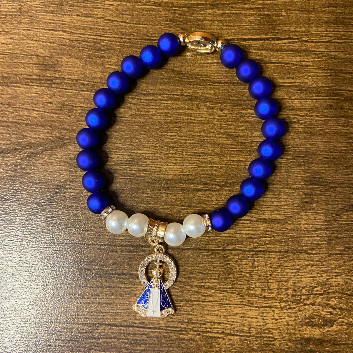 PULSEIRA PÉROLA AZUL COM PINGENTE NOSSA SENHORA APARECIDA (03 UNIDADE)