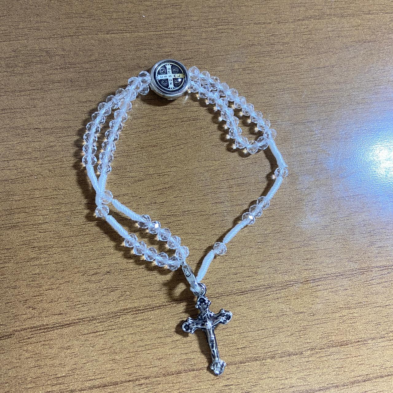 TERÇO PULSEIRA CRISTAL TRANSPARENTE COM MEDALHA RESINADA SÃO BENTO (3 UNIDADES)