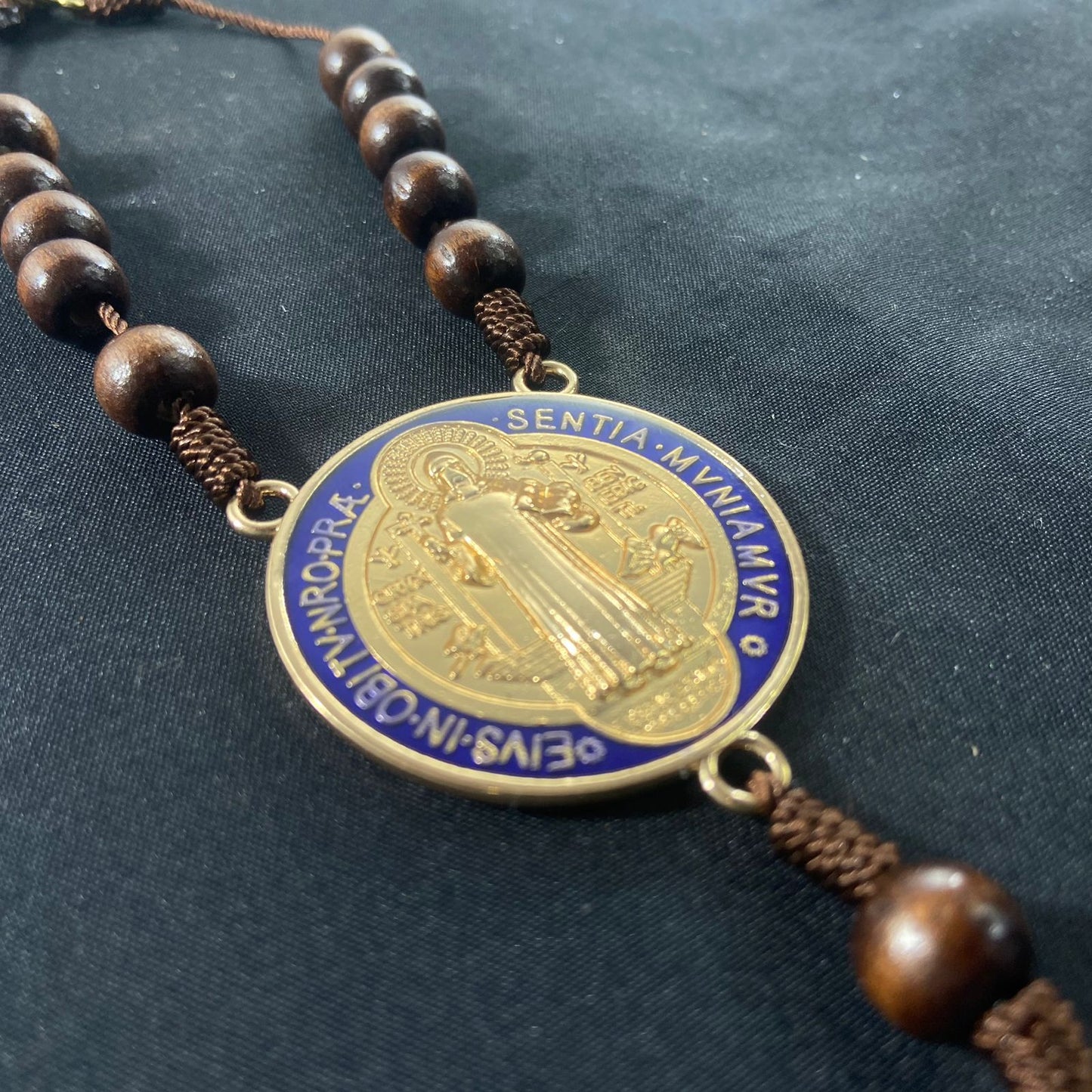 DEZENA PARA CARRO MADEIRA MEDALHA SÃO BENTO 10 MM (3 UNIDADES)