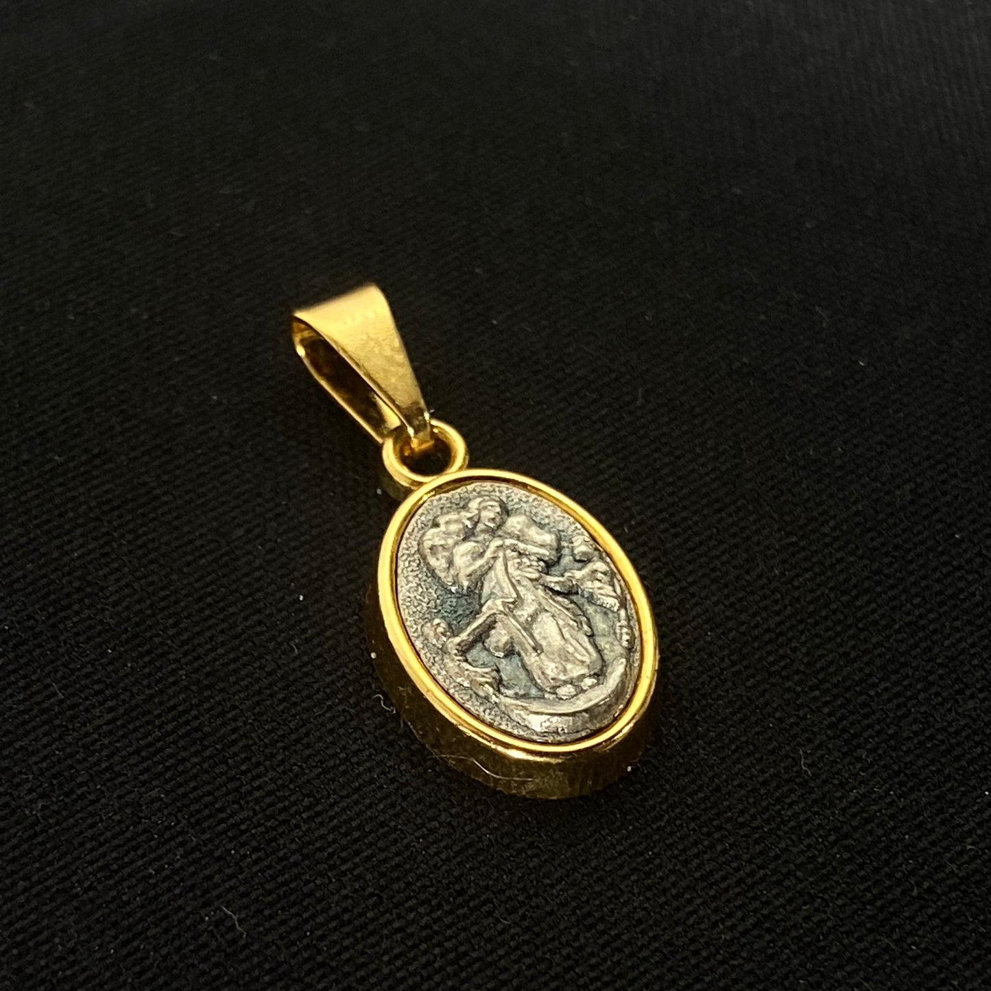 PINGENTE DOURADO OVAL NOSSA SENHORA DESATADORA DOS NÓS EM RELEVO (5 UNIDADES)
