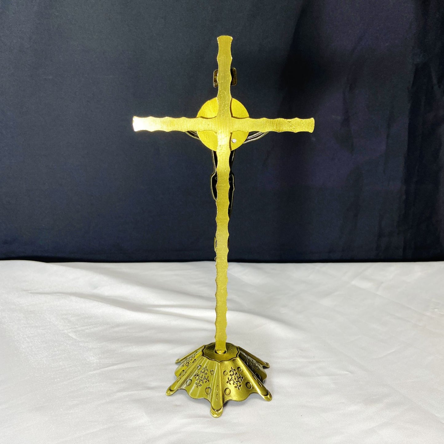 CRUCIFIXO DE METAL PAREDE OURO VELHO COM MEDALHA SÃO BENTO 23CM (1 UNIDADE)