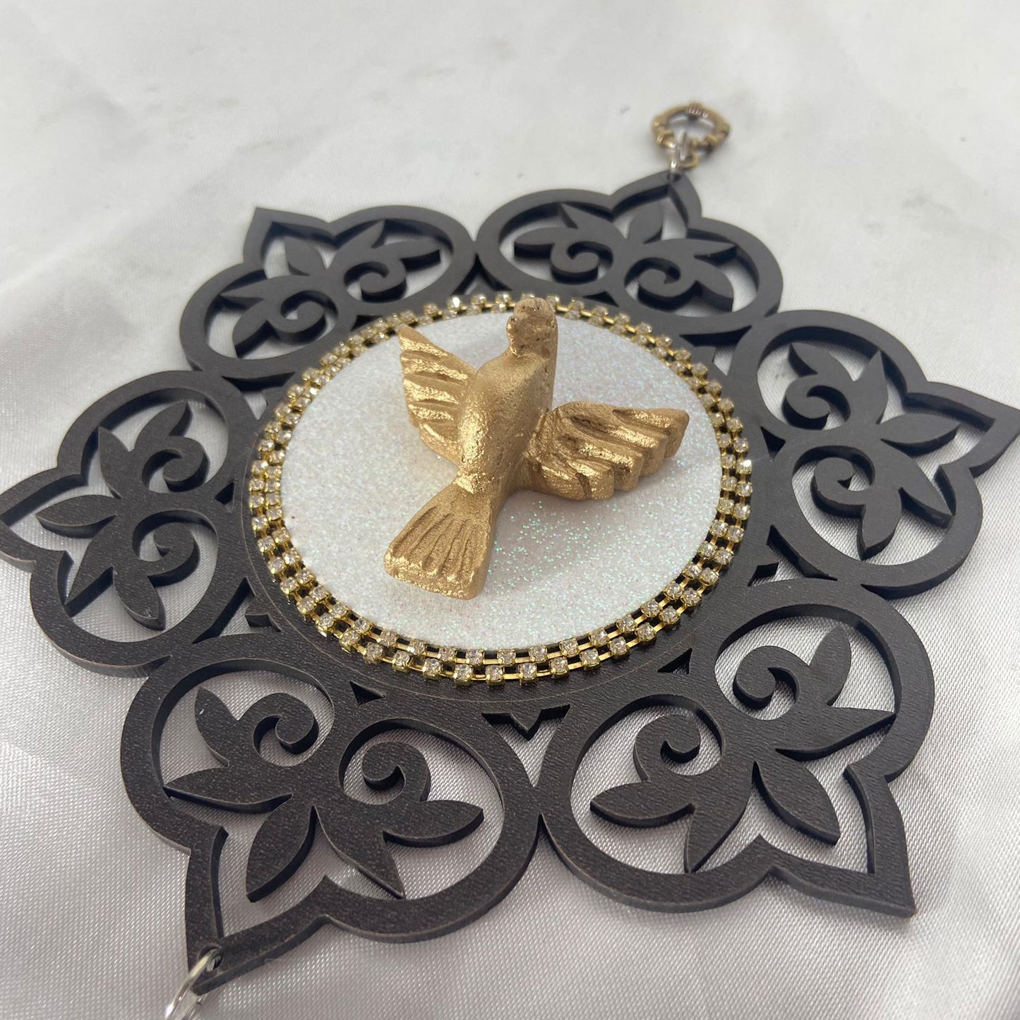 MANDALA MDF TABACO DIVINO ESPÍRITO SANTO EM RELEVO 29CM (1 UNIDADE)