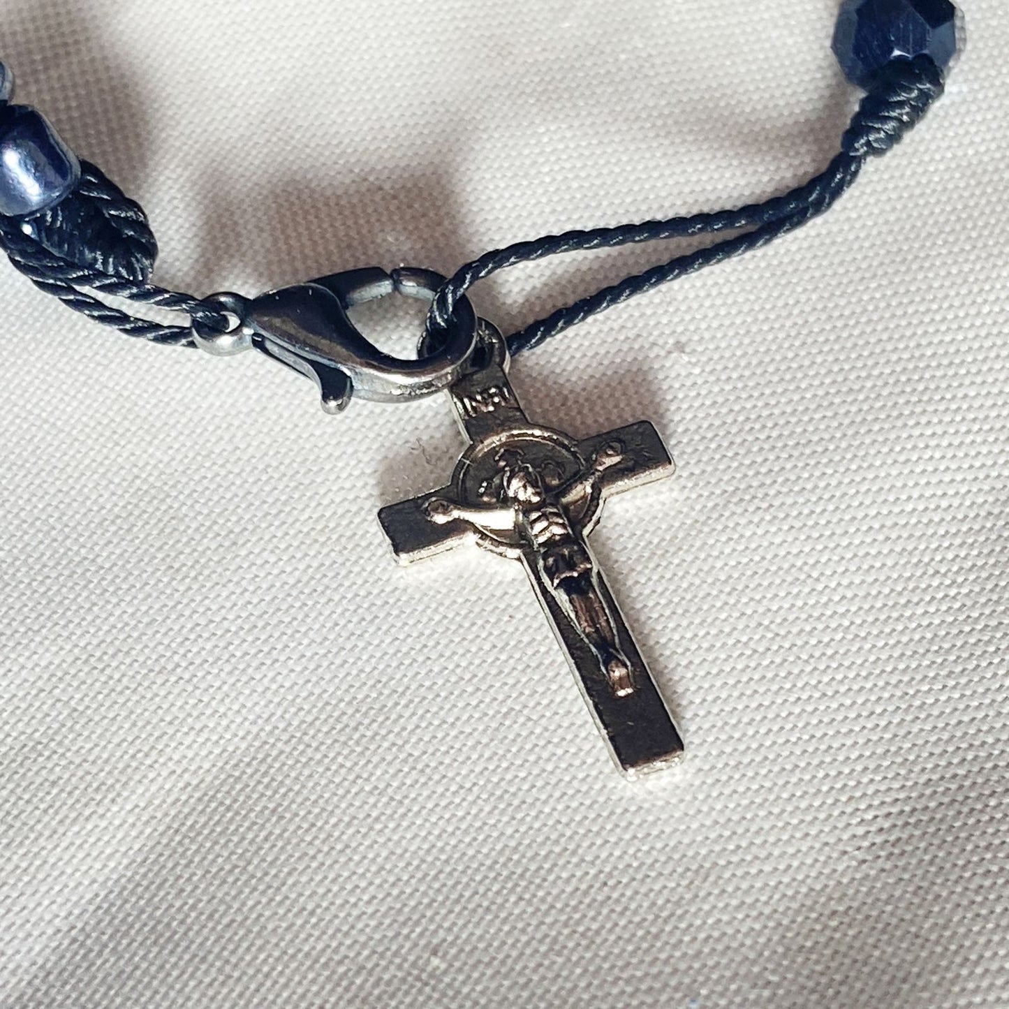 TERÇO PULSEIRA HEMATITA MEDALHA SÃO BENTO MOD2 4MM (6 UNIDADES)