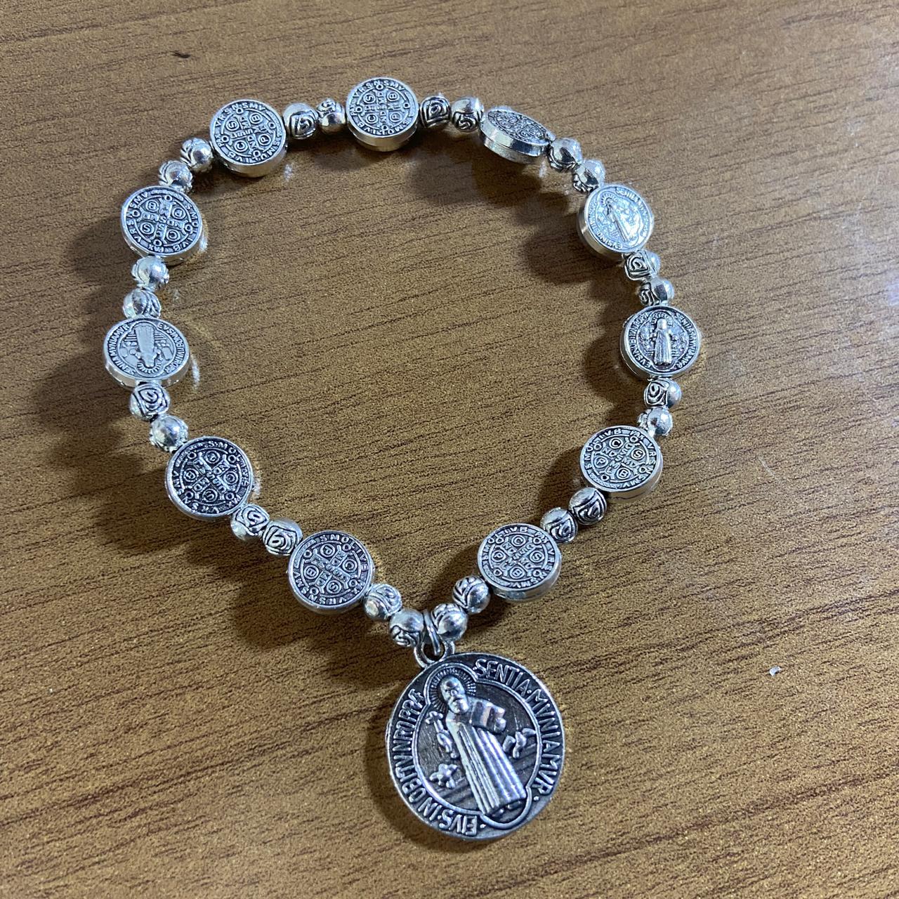 PULSEIRA MEDALHAS DECORADAS SÃO BENTO ( 6 UNIDADES)