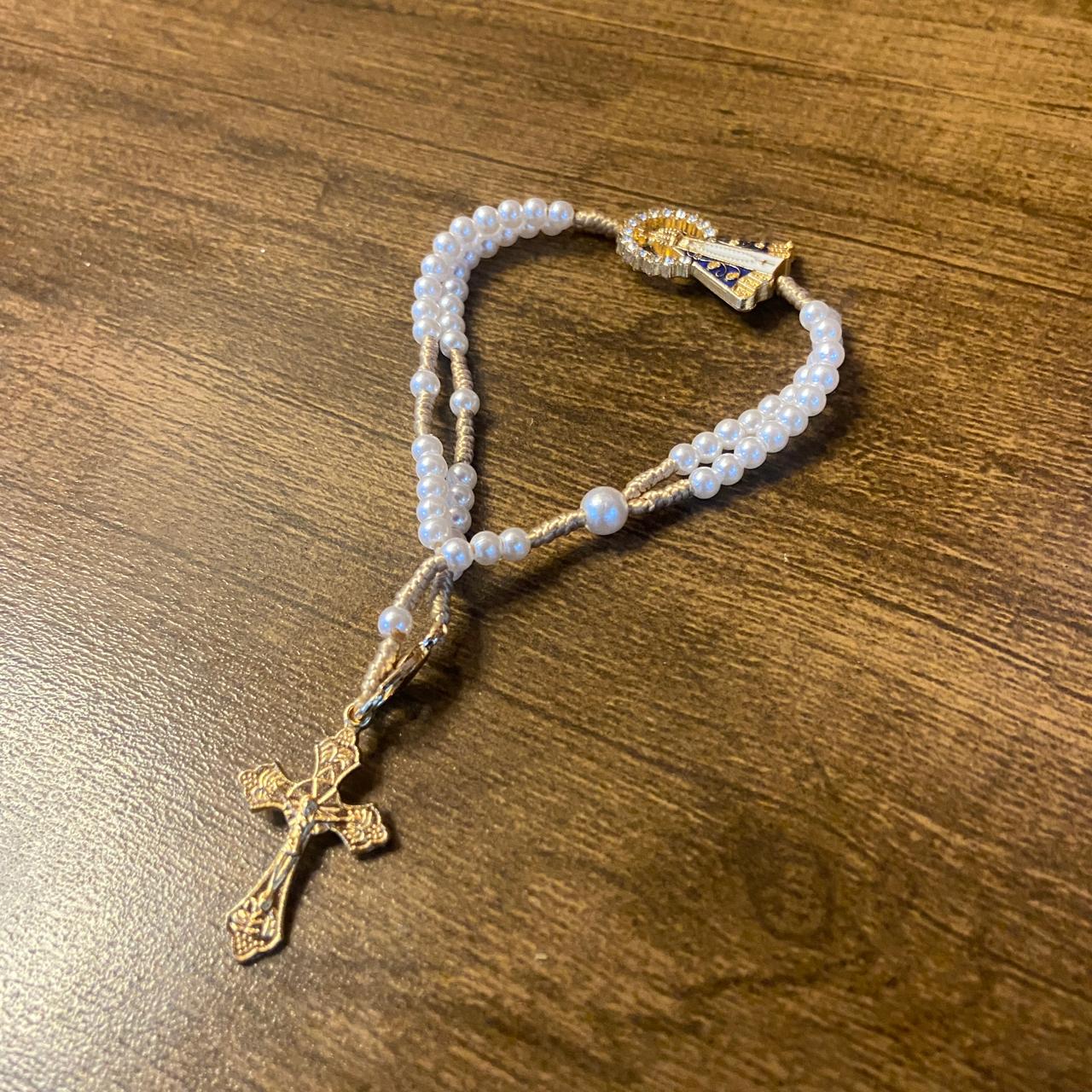 TERÇO PULSEIRA PÉROLA NOSSA SENHORA APARECIDA COM STRASS 04MM (6 UNIDADES)