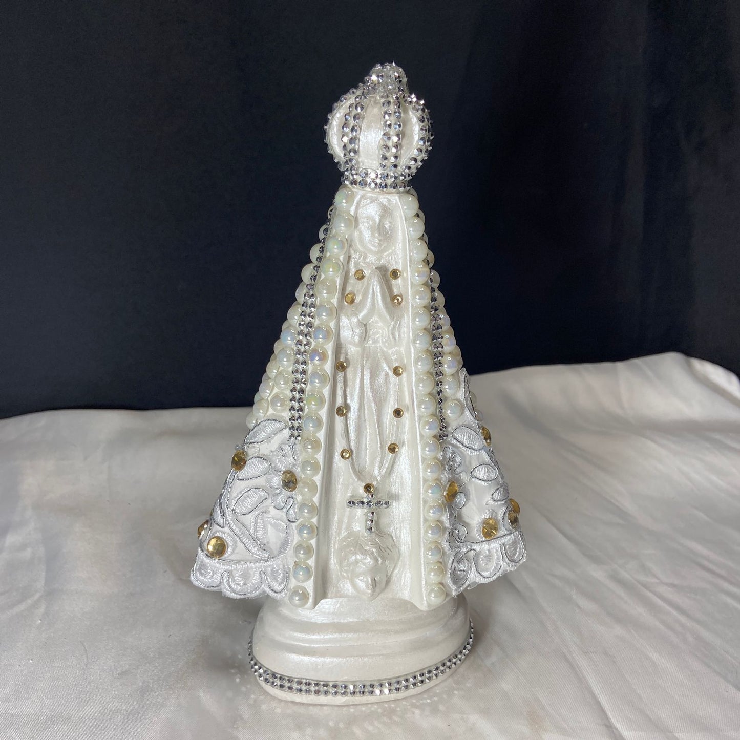 IMAGEM DE GESSO NOSSA SENHORA APARECIDA PÉROLA COM STRASS MOD08 23CM (1 UNIDADE)