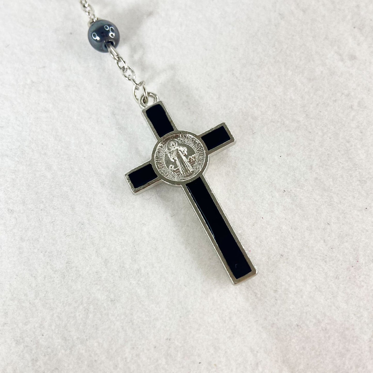 DEZENA PARA CARRO HEMATITA CRUCIFIXO MEDALHA SÃO BENTO (6 UNIDADES)